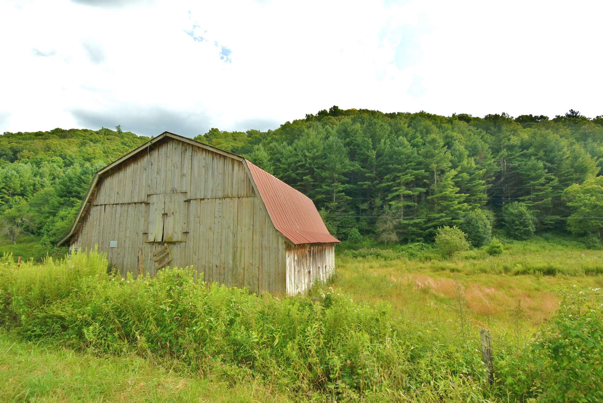 Also included is a nice barn with easy access for livestock, equipment, or harvested crops.