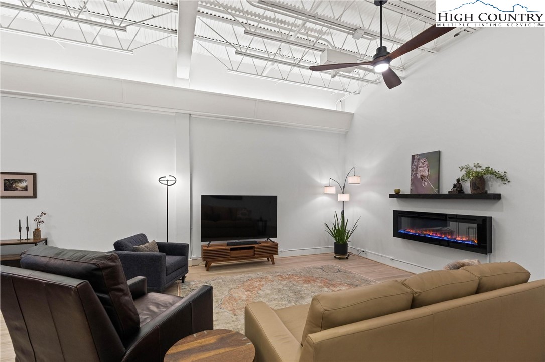 215 S Jefferson Avenue 102