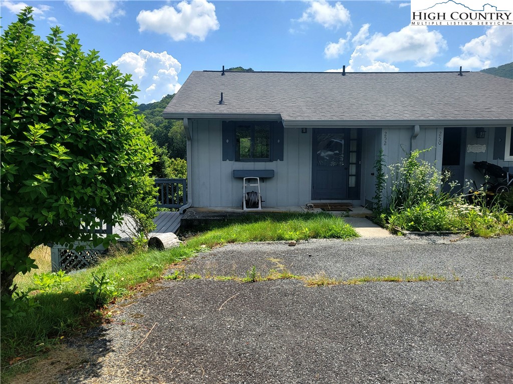 252 Willow Creek Circle