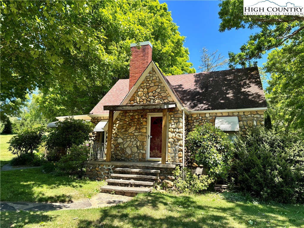 2562 Hwy 221N