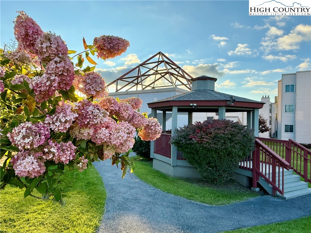 301 Pinnacle Inn Road 2201
