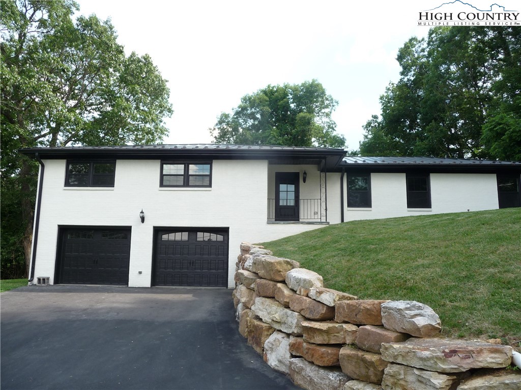 384 New River Heights