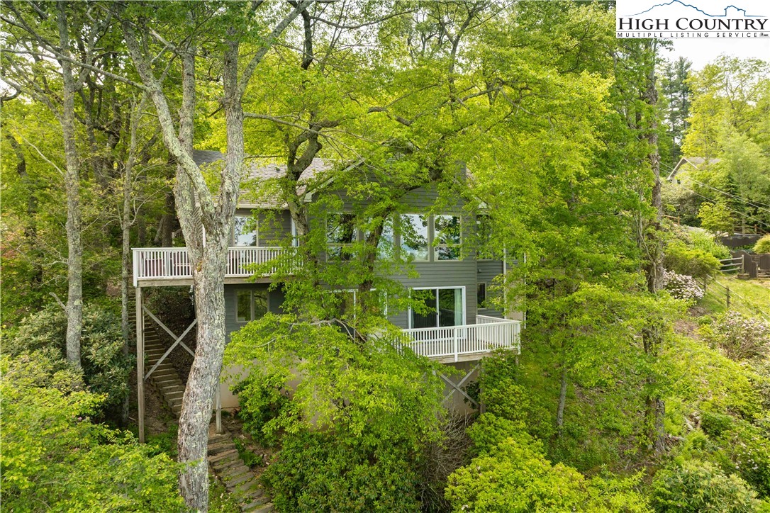 584 Green Hill Woods