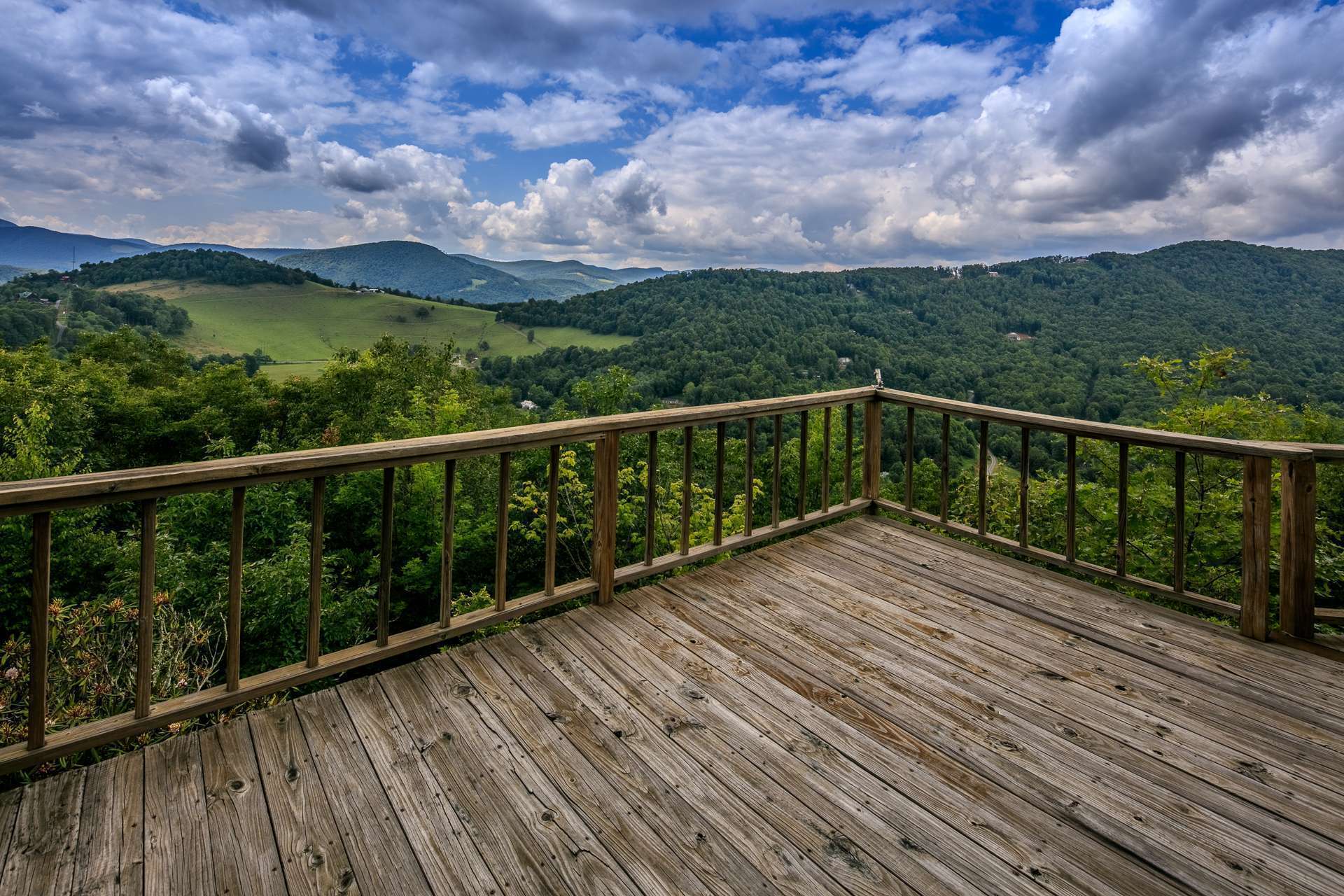 The guest house features an open deck to enjoy the views or alfresco dining.