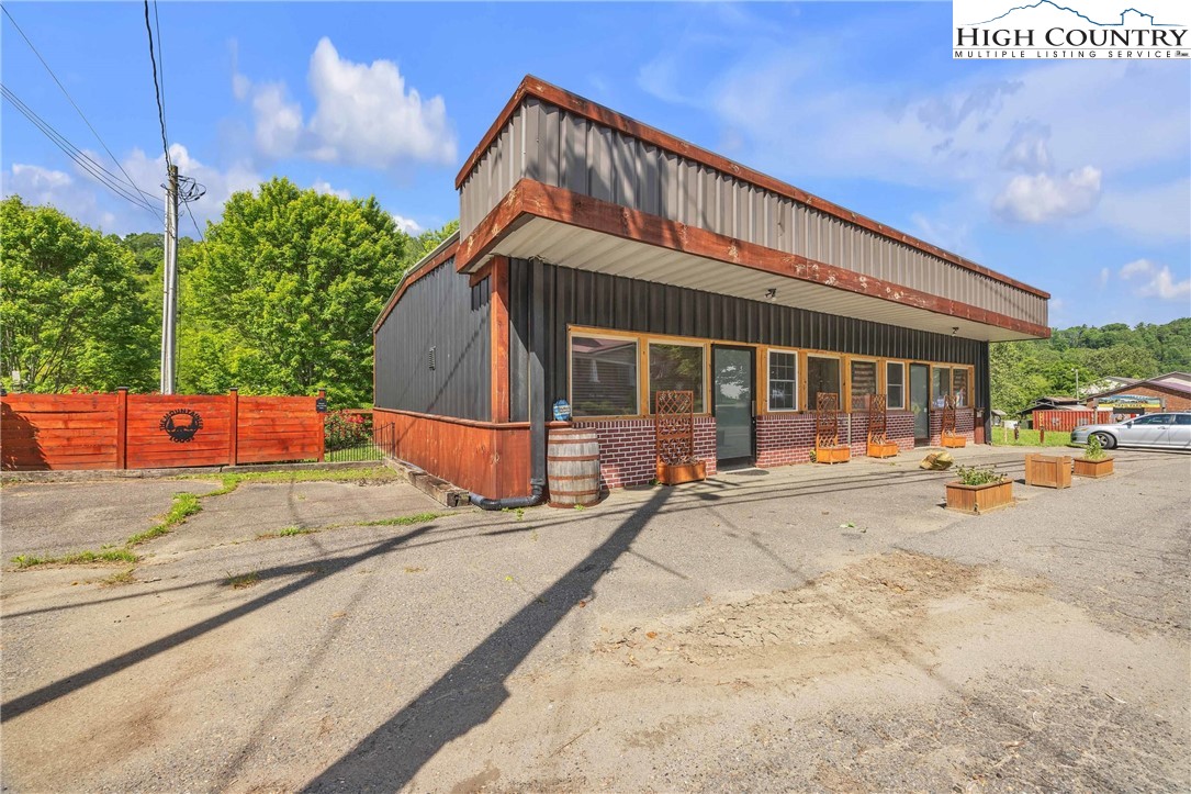 9211 NC Hwy 194 N Road