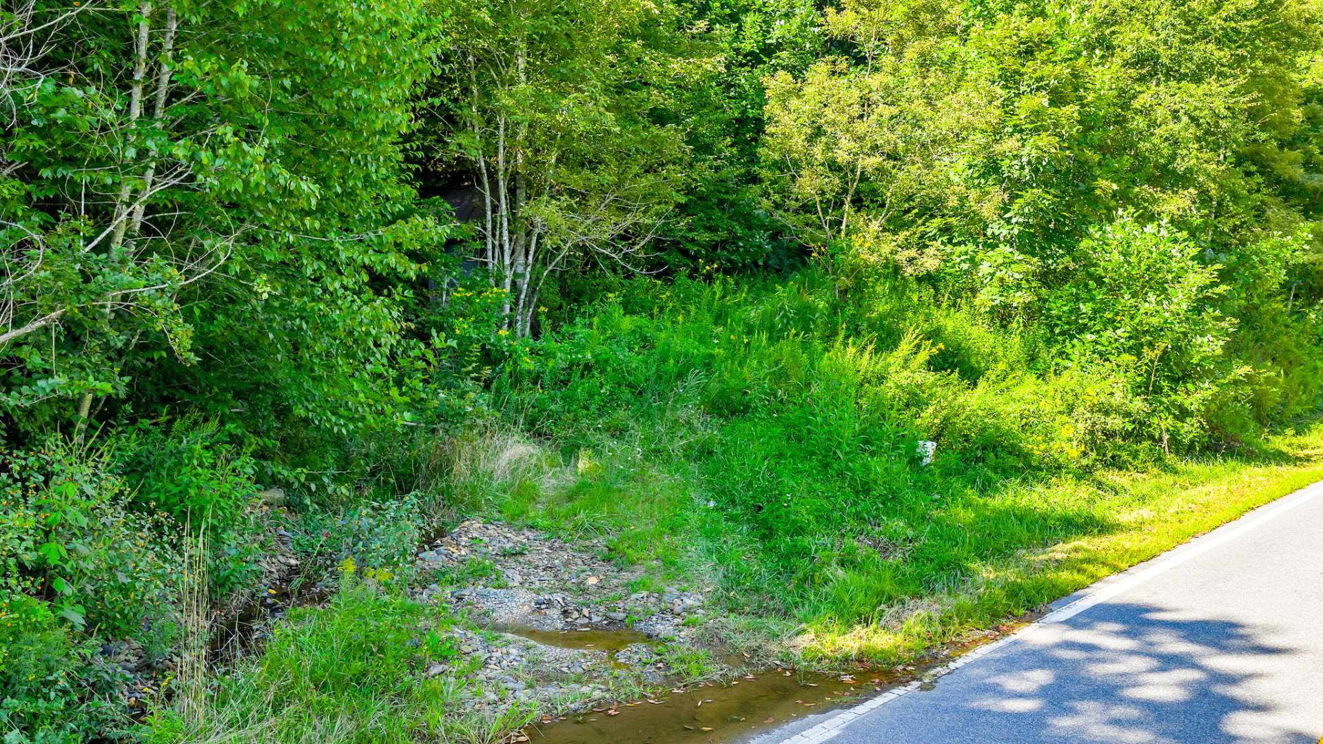 Another image to reflect the ease of access to the property from the state roadway