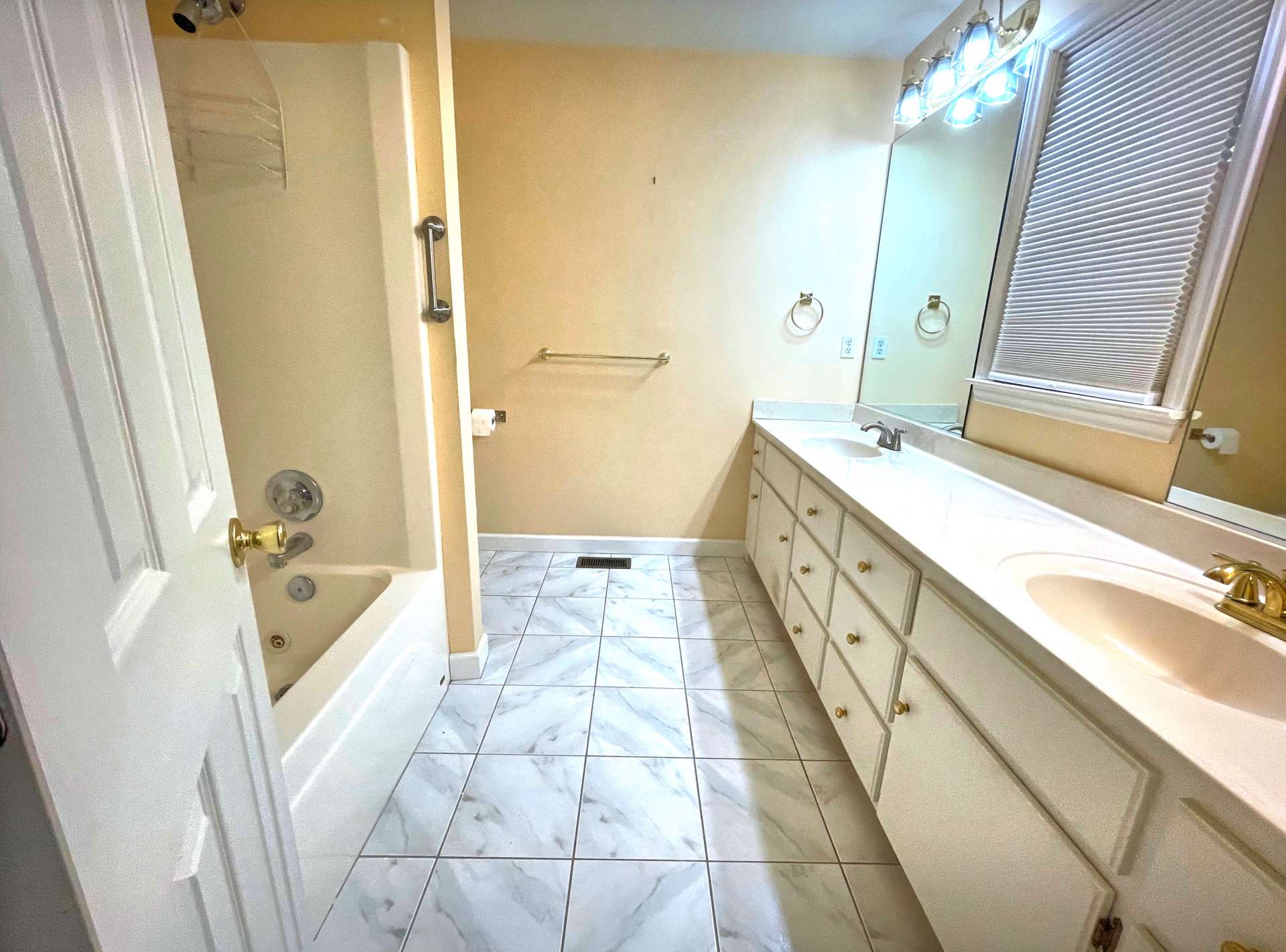 Primary bath off the front bedroom