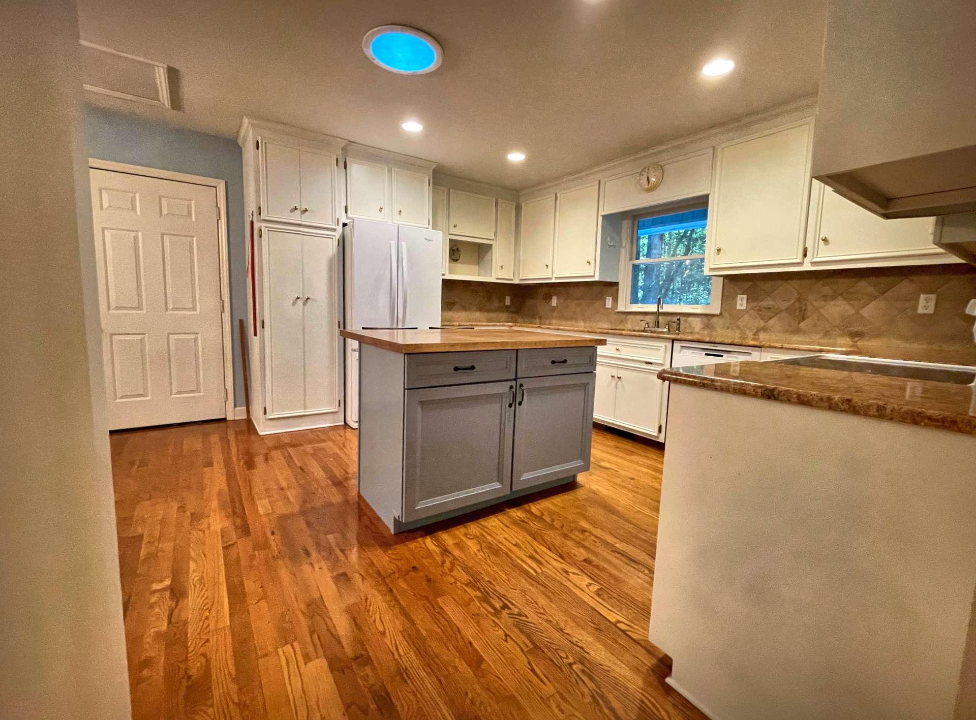 Kitchen has everything you need.