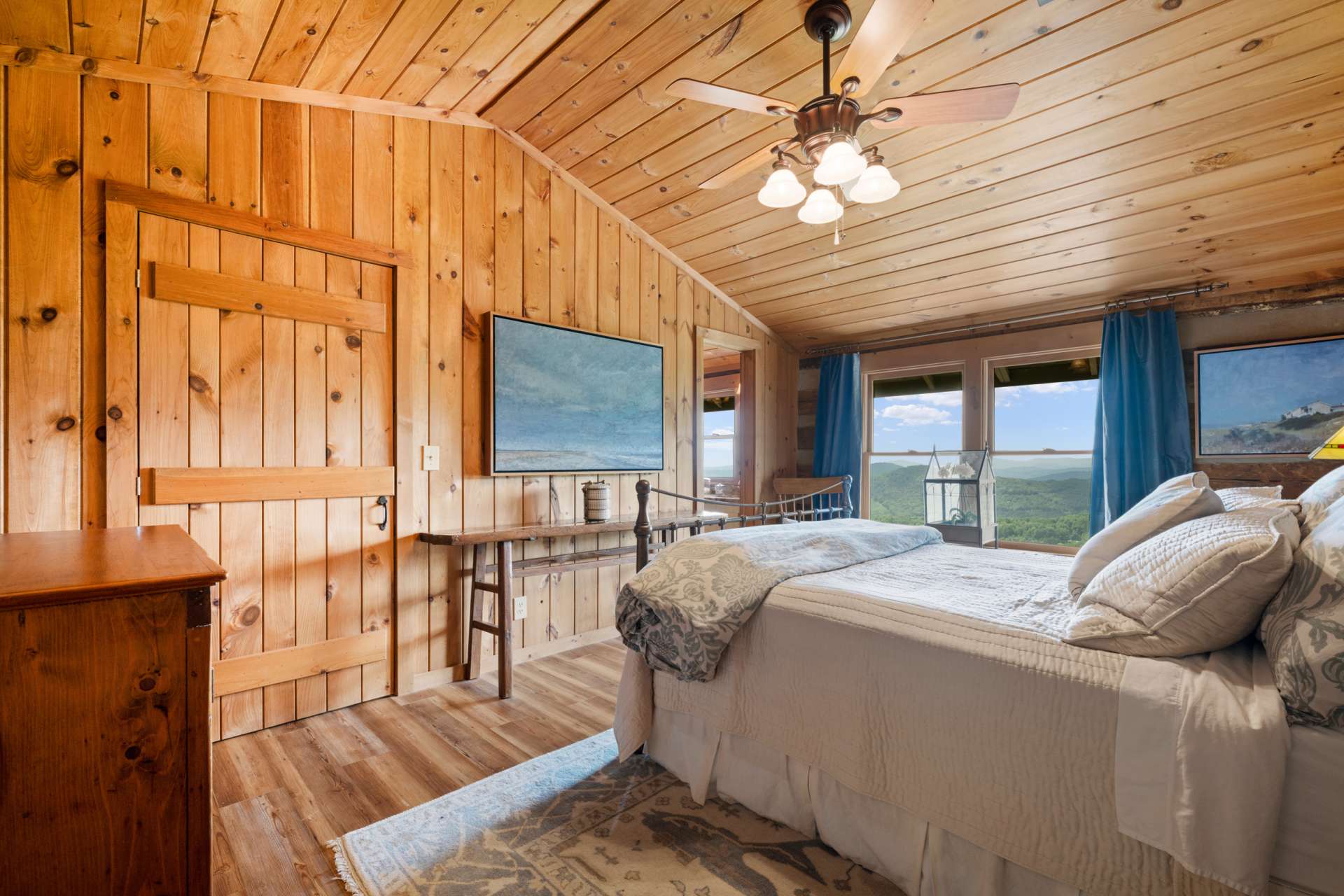Your guests will be delighted to wake up to panoramic mountain views that stretch across the horizon.