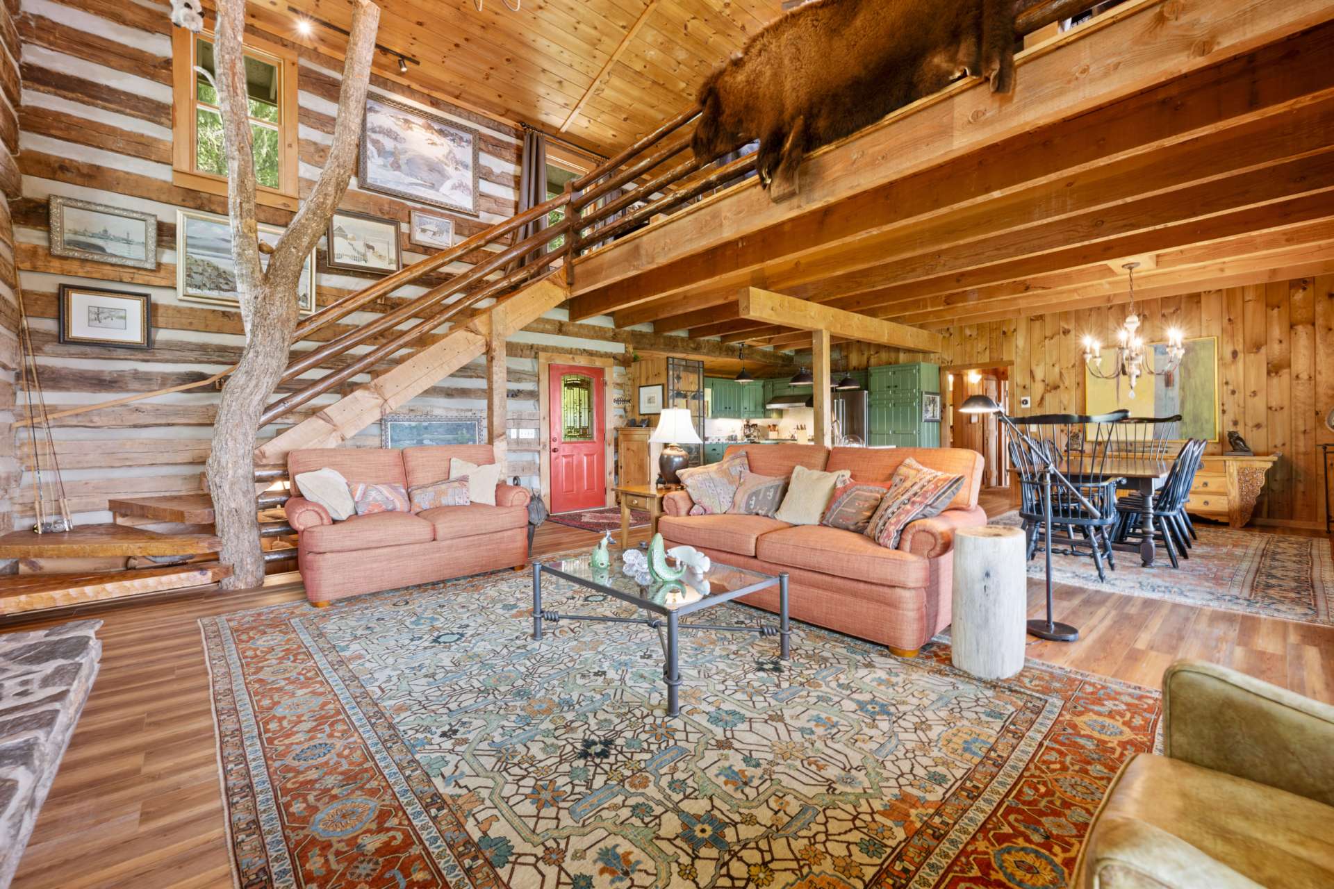 A tree newel post adds an organic touch to the stairway, blending artistry with the natural beauty of the cabin’s surroundings.