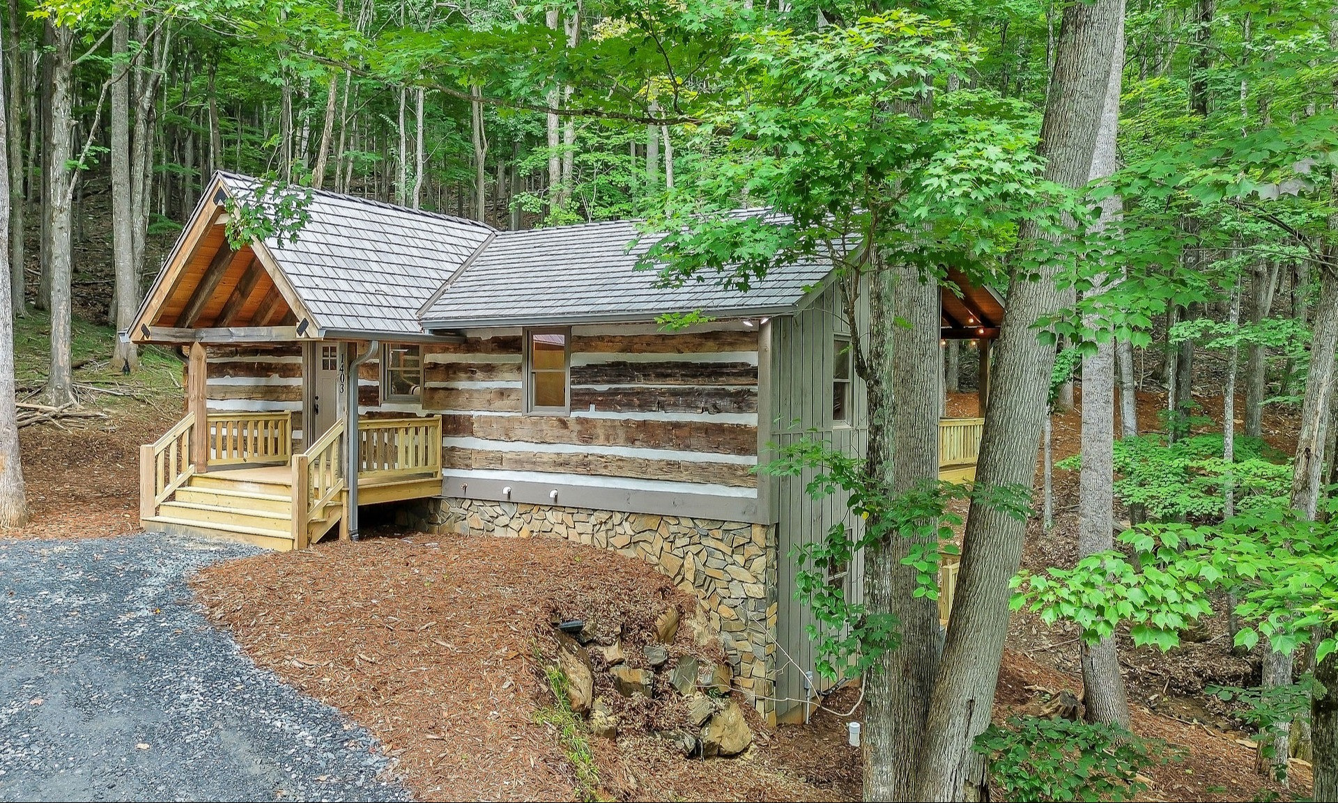 New Charming Log Cabin Retreat