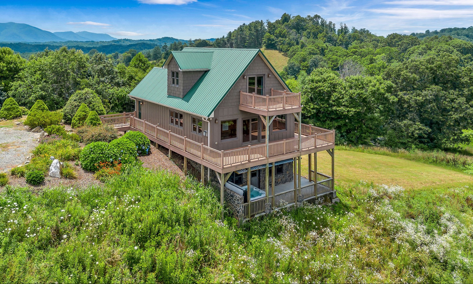 Appalachian Escape NC Blue Ridge Mountain Grassy Creek