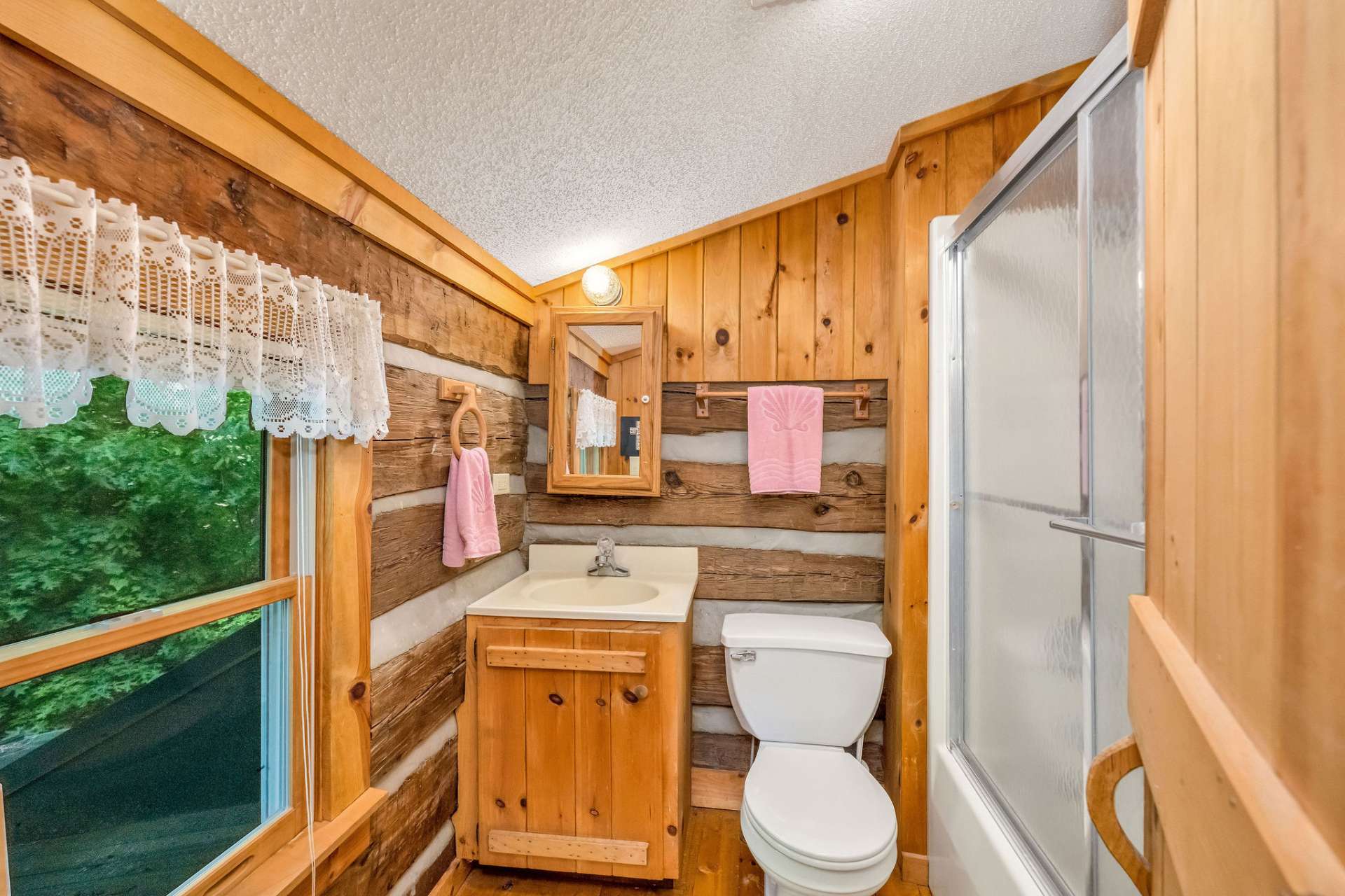 A convenient full bath on the 2nd level for your visitors.