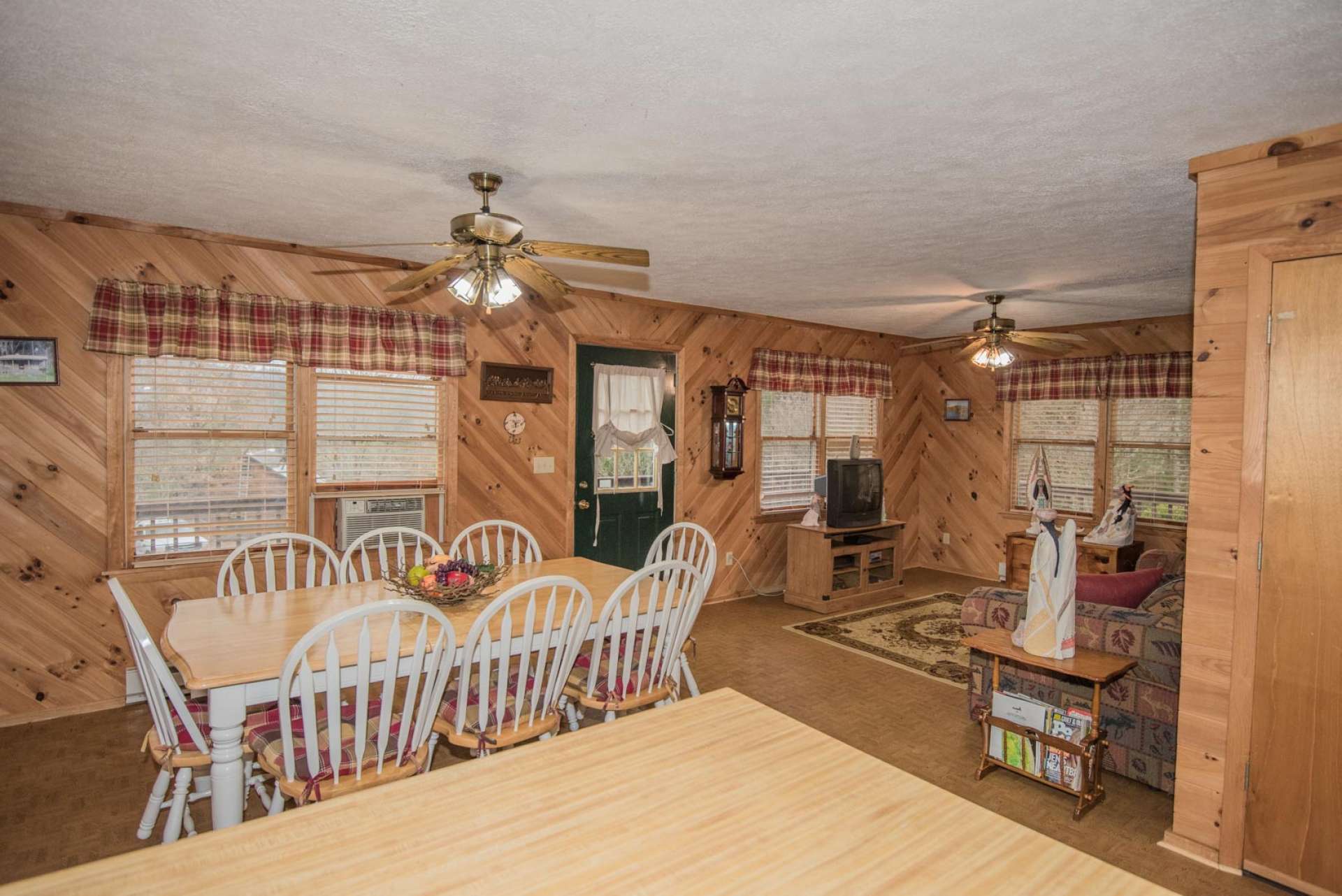 This open space also keeps the host or hostess involved in conversation with guests while preparing the meal.