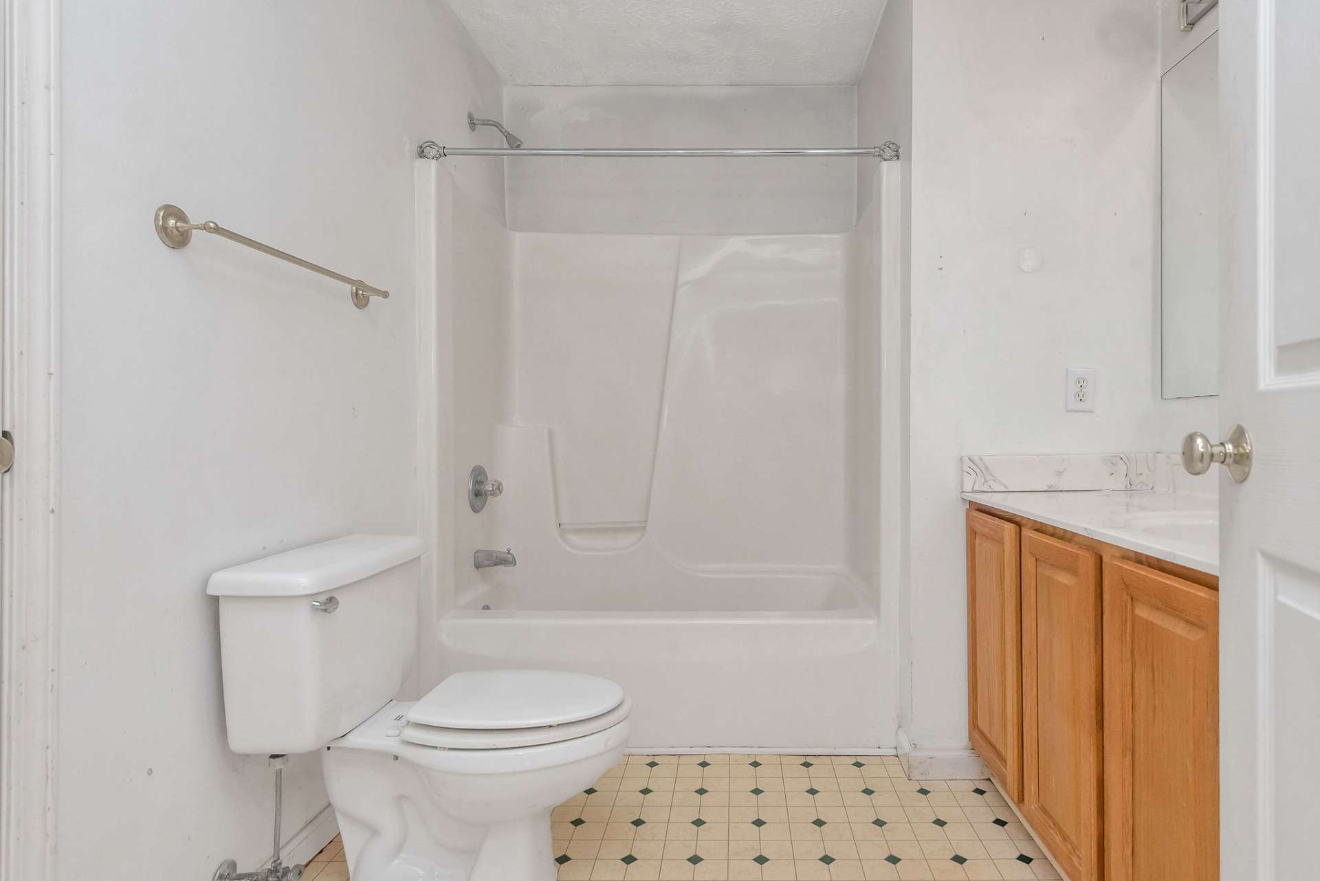 Full bath on the 2nd level features a tub/shower combo.