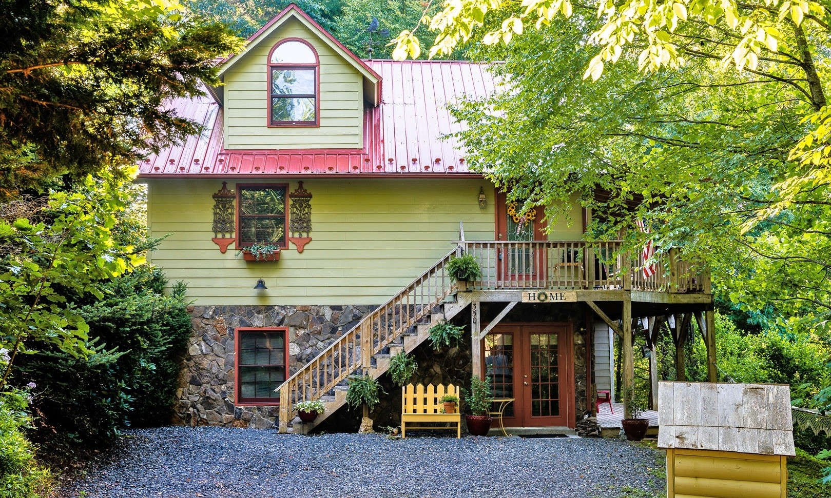 Nestled back in a wooded 3.5 acre setting in the River Hills community, this sweet Blue Ridge Mountain cottage offers a quiet place to relax and enjoy long range mountain views.