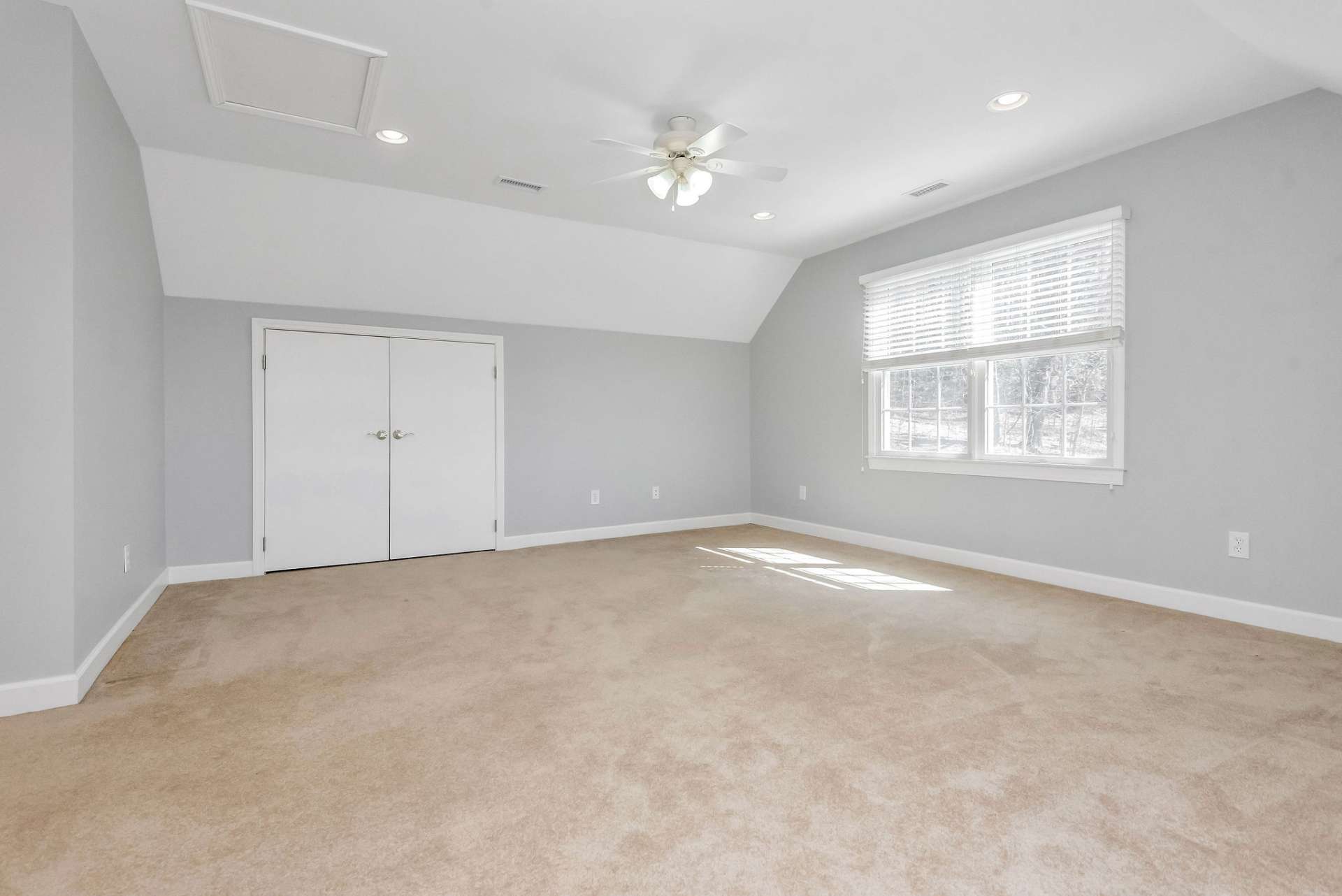 This spacious room is also located on the upper level. Whether you envision it as a playroom for children, a recreational space for entertaining guests, or a hobby room for pursuing creative endeavors, this versatile area can accommodate your needs with ease.