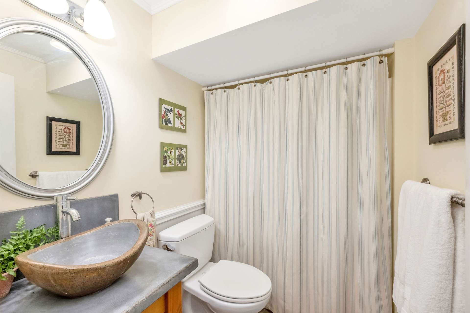 A full en-suite bath for the lower-level guests.