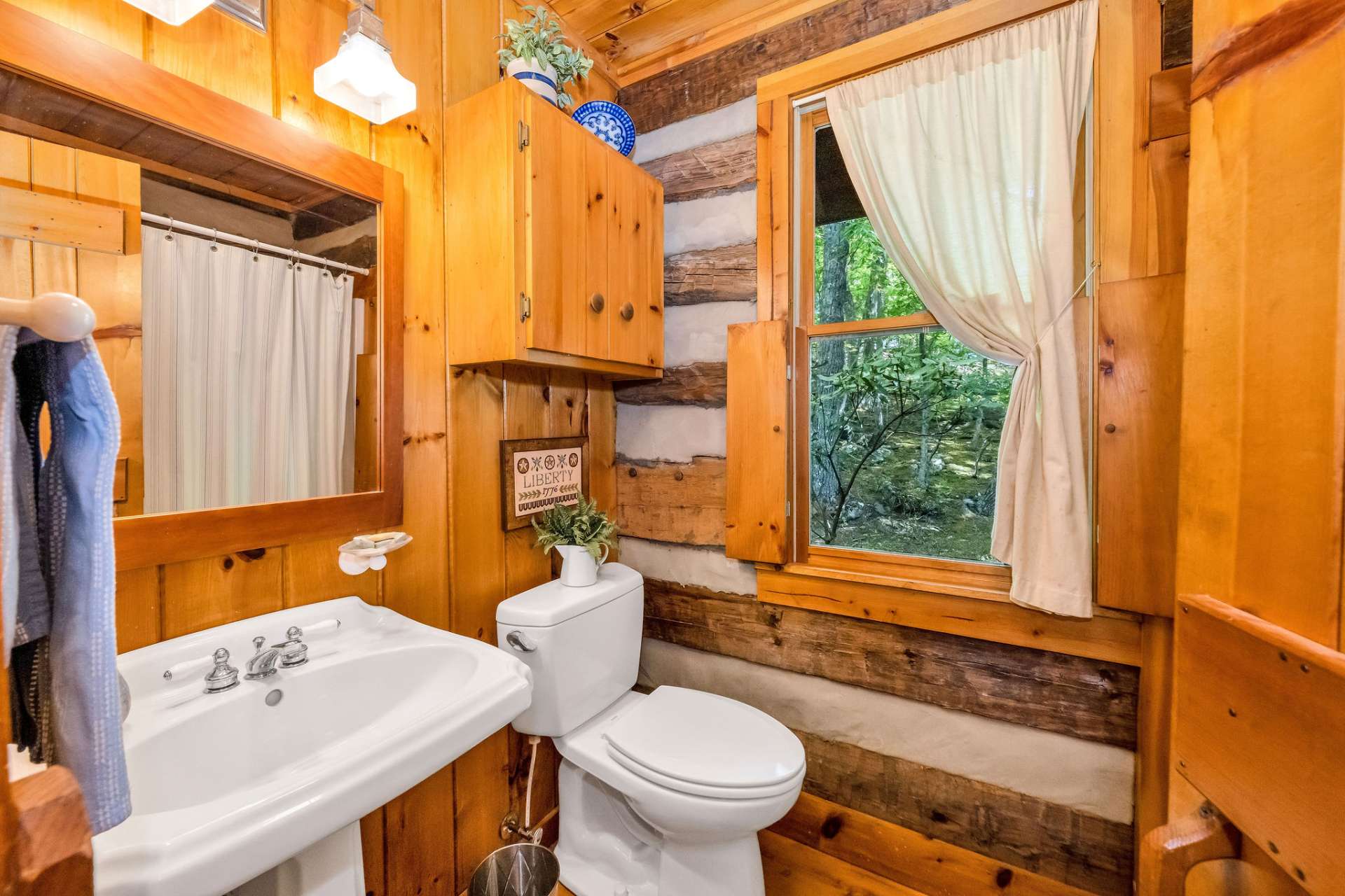 A rare find in Stonebridge, the hall's full guest bath offers added functionality for guests and everyday living.