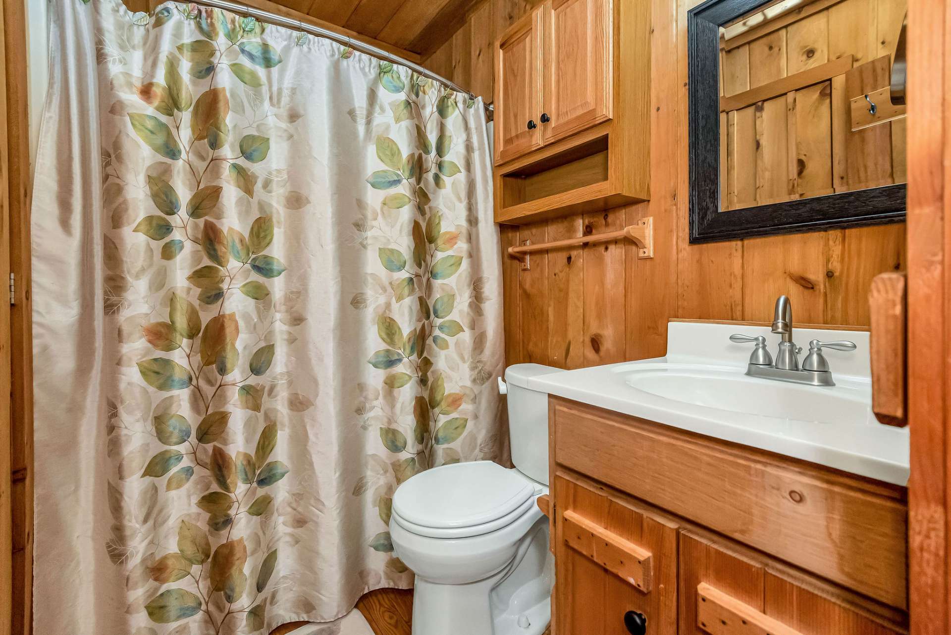 Full guest bath with entrance from both hallway and bonus room.