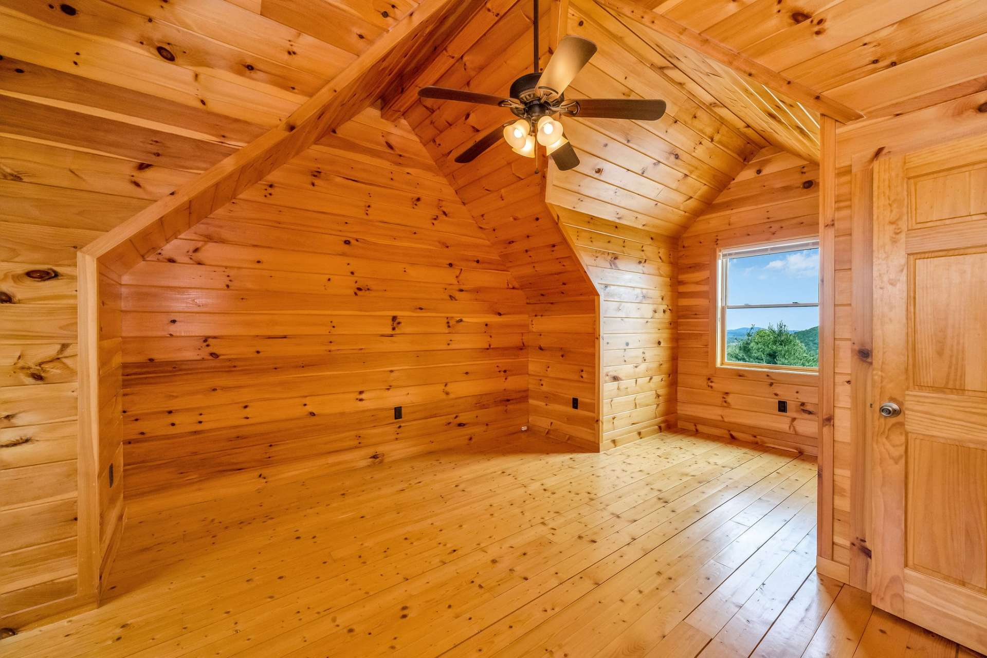 With its cozy charm and adaptable layout, this room could easily function as a home office, study, or creative retreat—perfect for work or play.