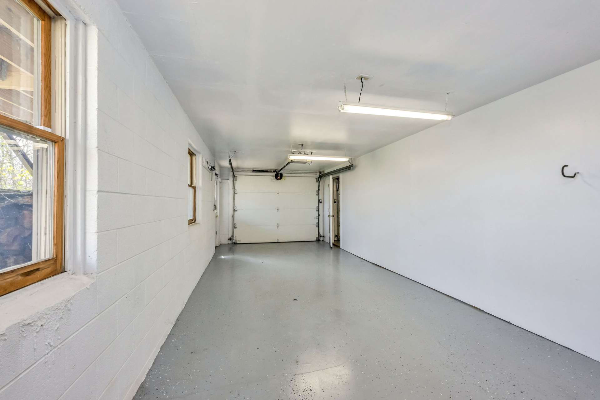 Both garages are 32' long.