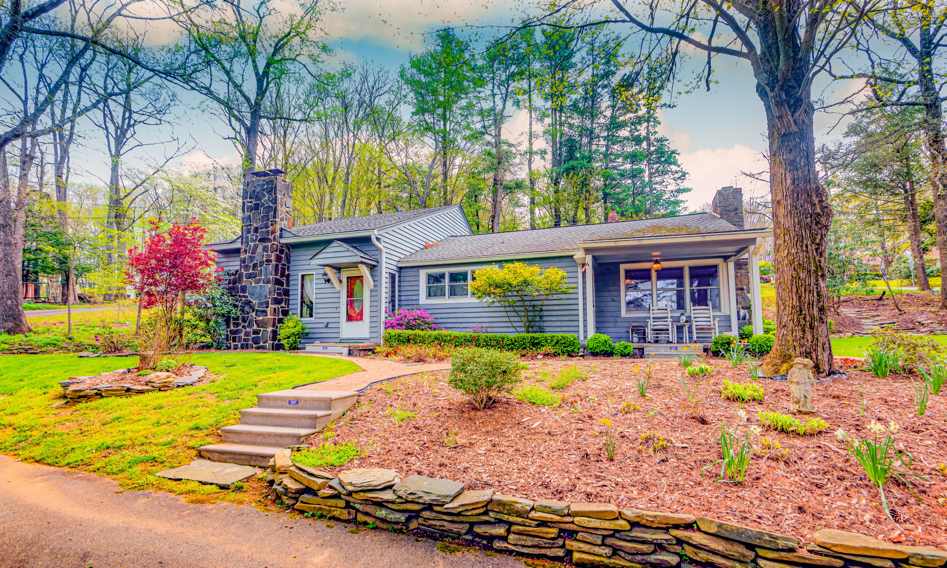 Enjoy Country charm with this sweet mountain cottage located within walking distance to downtown Jefferson.