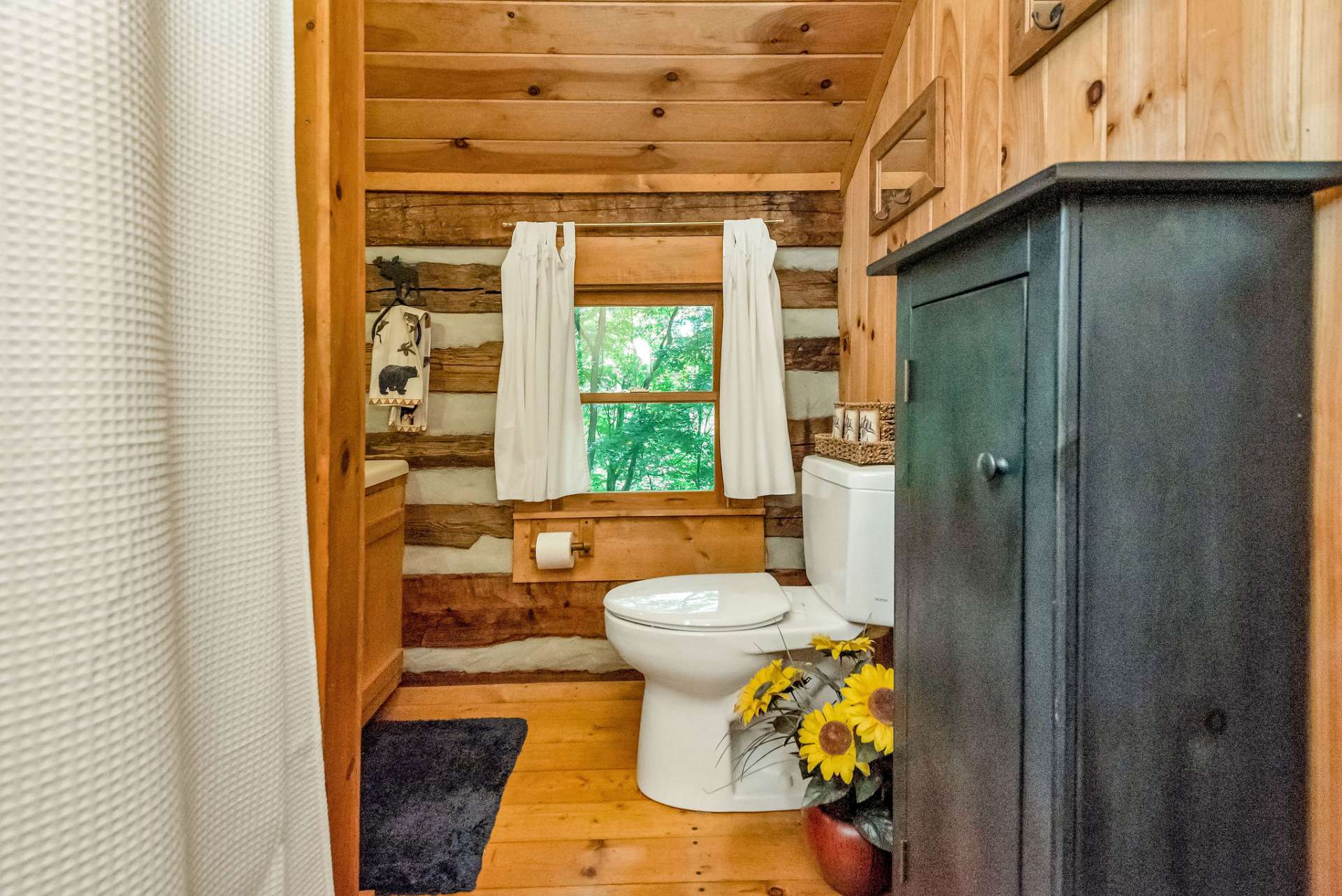 Guests will enjoy the private loft bath.