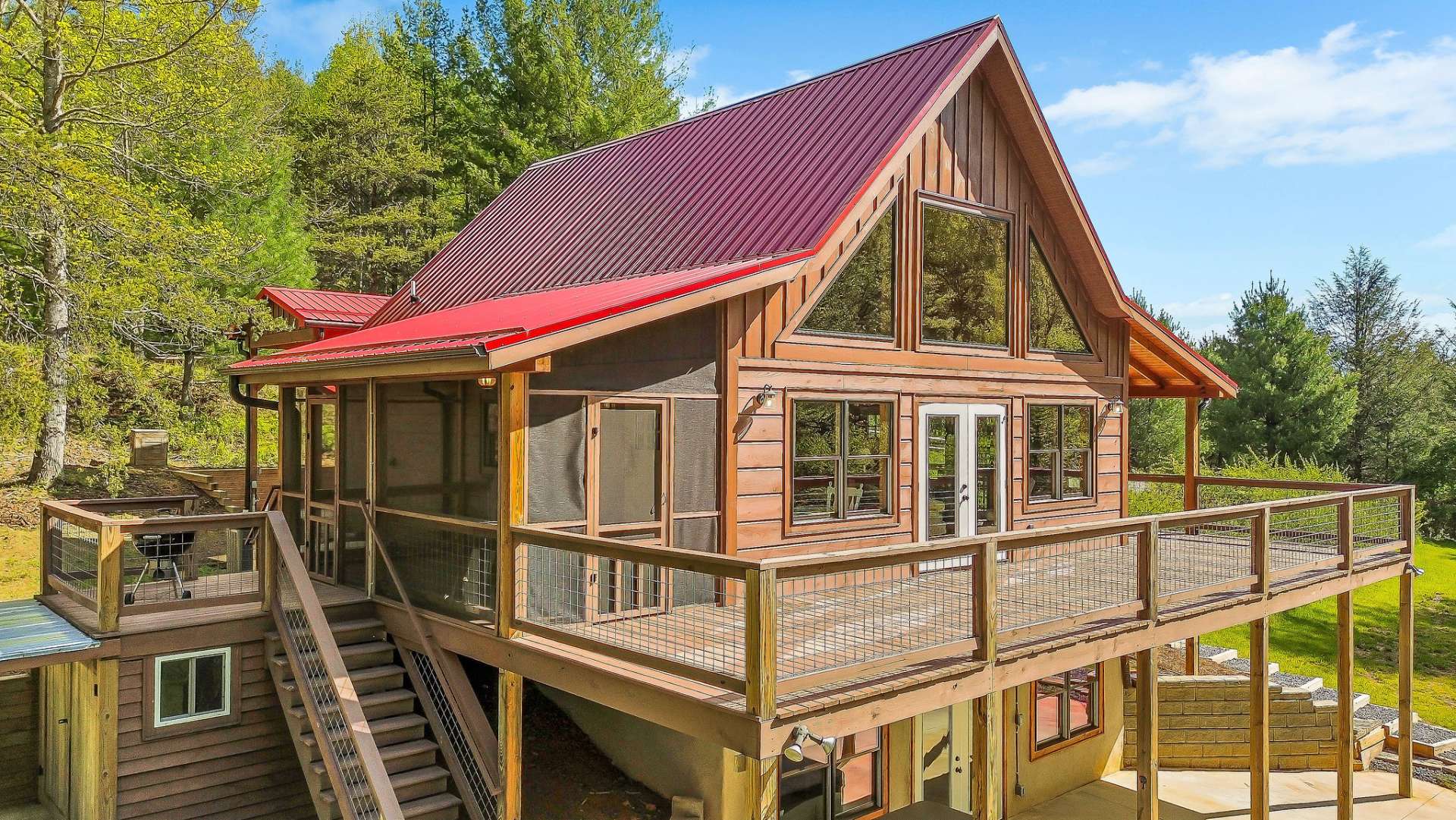 This cabin's expansive deck spaces offers the ultimate sanctuary for relaxation or entertaining.