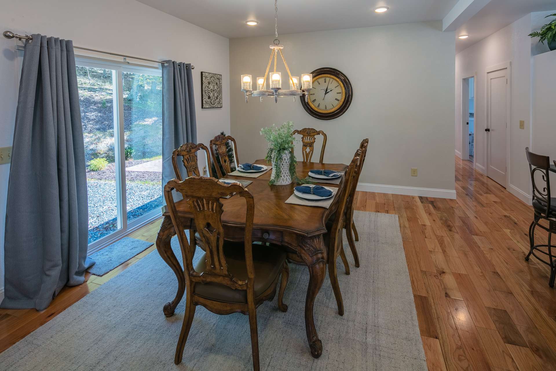 This formal dining area is perfect for entertaining dinner guests and Holiday gatherings.  There is easy access to the outdoors for alfresco grilling and dining.