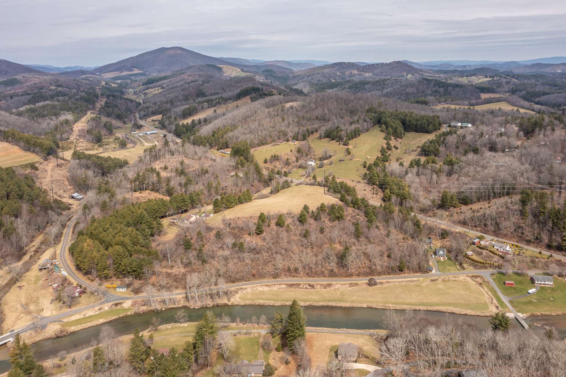 This Blue Ridge Mountain Home is located close to the New River for water recreation such as tubing, kayaking, canoeing, or fishing.