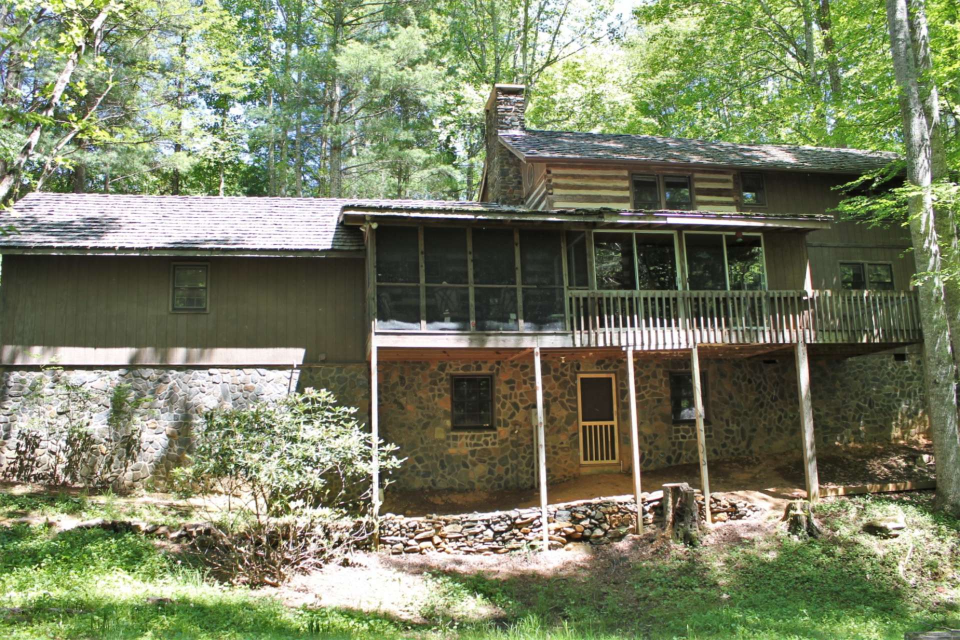 The lower level unfinished basement is accessed from the outside and is ideal for a workshop and/or storage for all your mountain toys: bikes, kayaks and hiking gear.