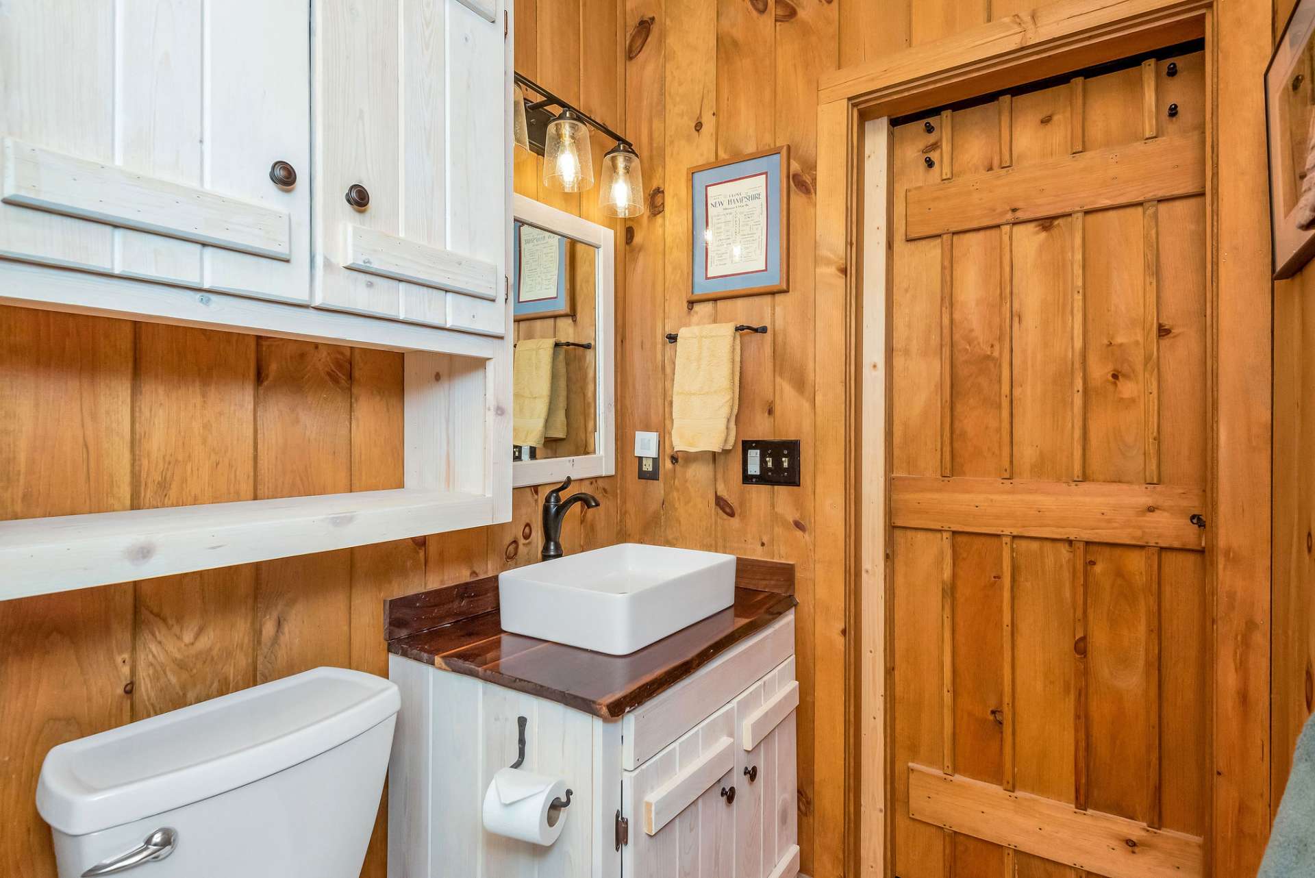 The vanity with a live-edge countertop adds another distinctive and natural touch to the bathroom.