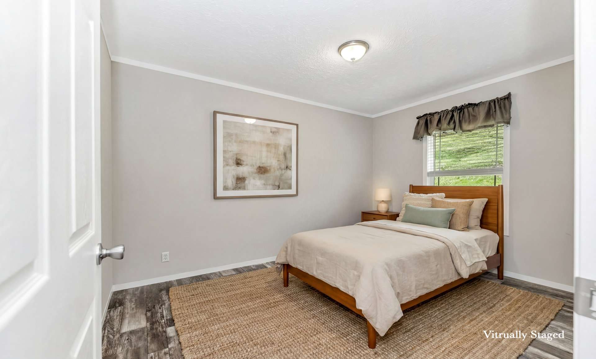 Virtually staged bonus room, no closet.