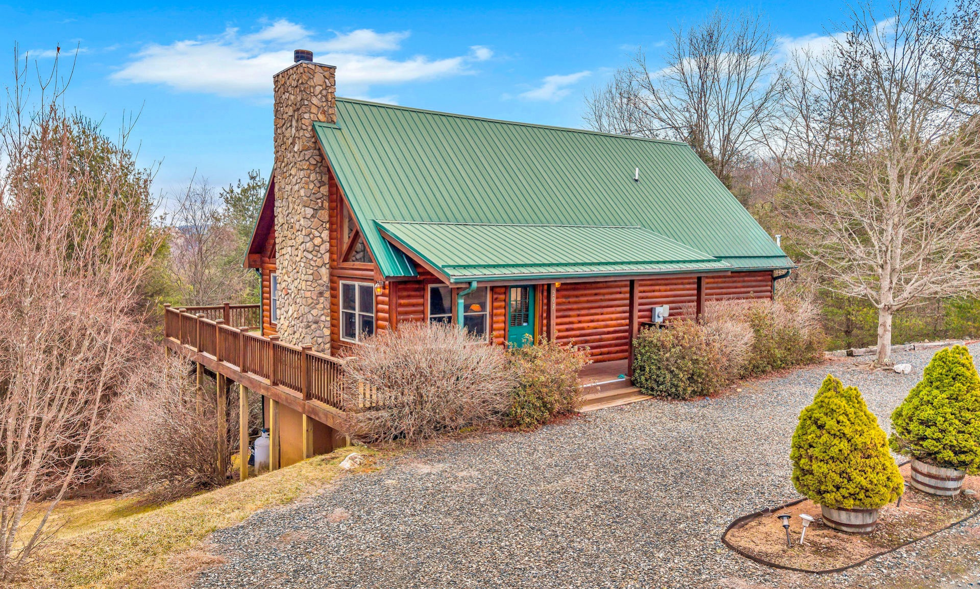 Log Cabin in the mountains of North Carolina, just a 2-minute drive to the New River.