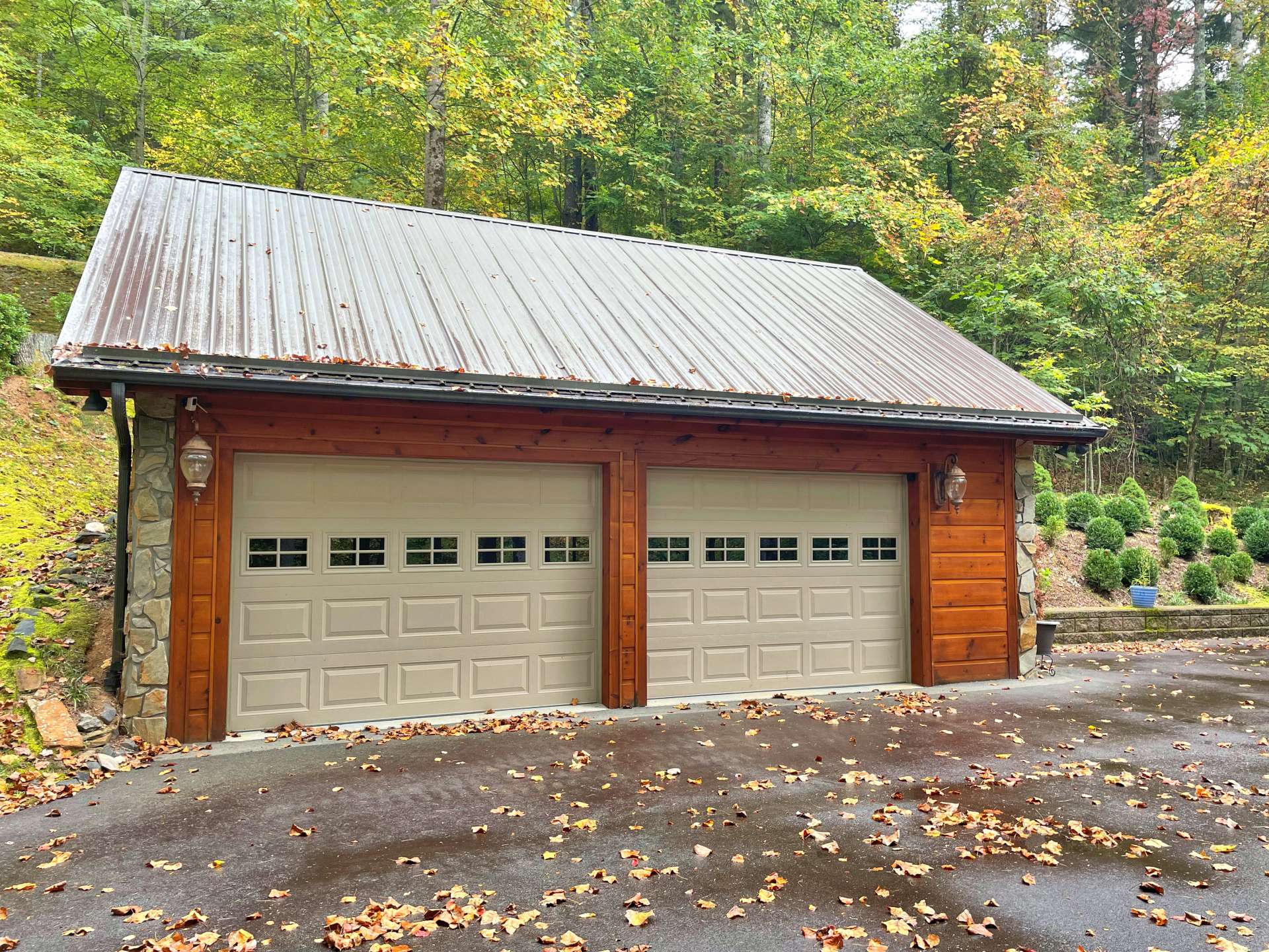 Detached 2-car garage