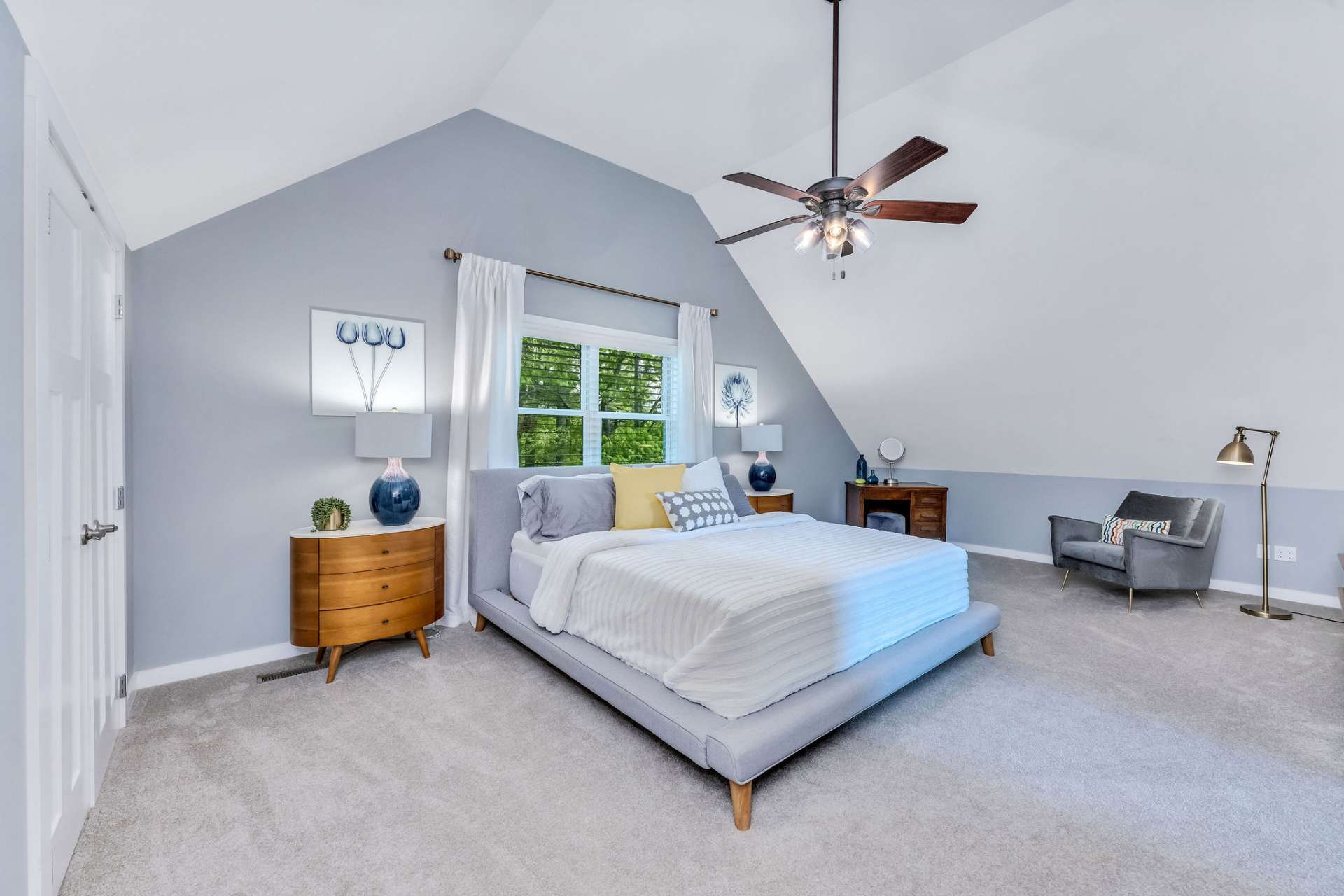 Large primary bedroom.