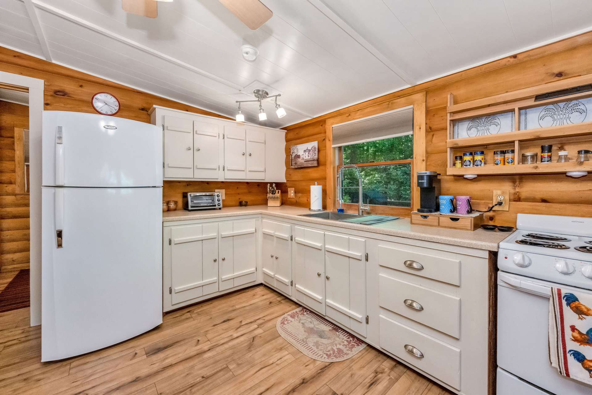 Plenty of storage in the kitchen.