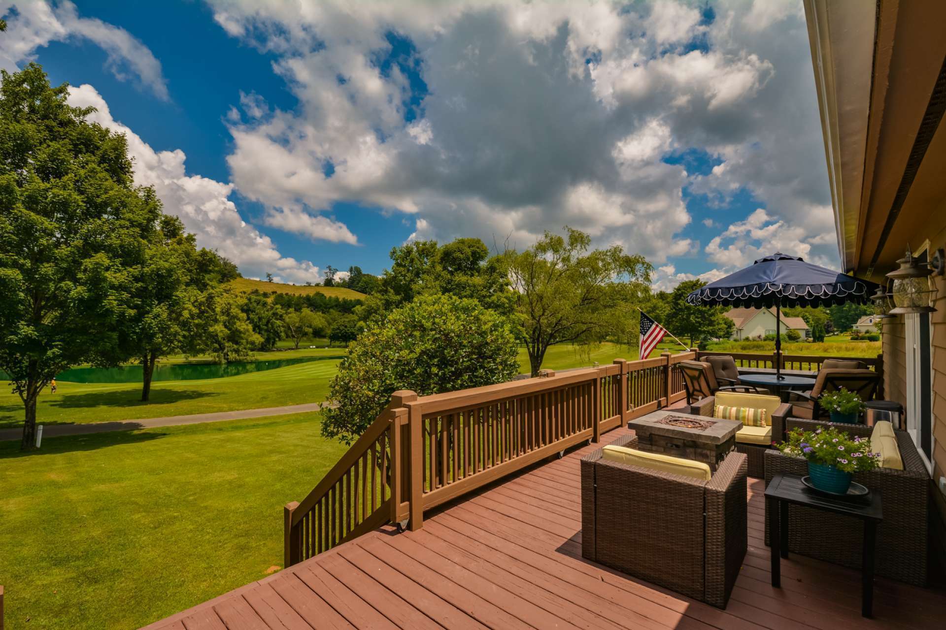 You will enjoy watching as golfers make their way through the 4th green of Jefferson Landing, a Par 72 golf course designed by Larry Nelson and offering club membership that includes amenities such as Clubhouse, Dining, Pool, Fitness Center, Tennis courts and Riverside Park.