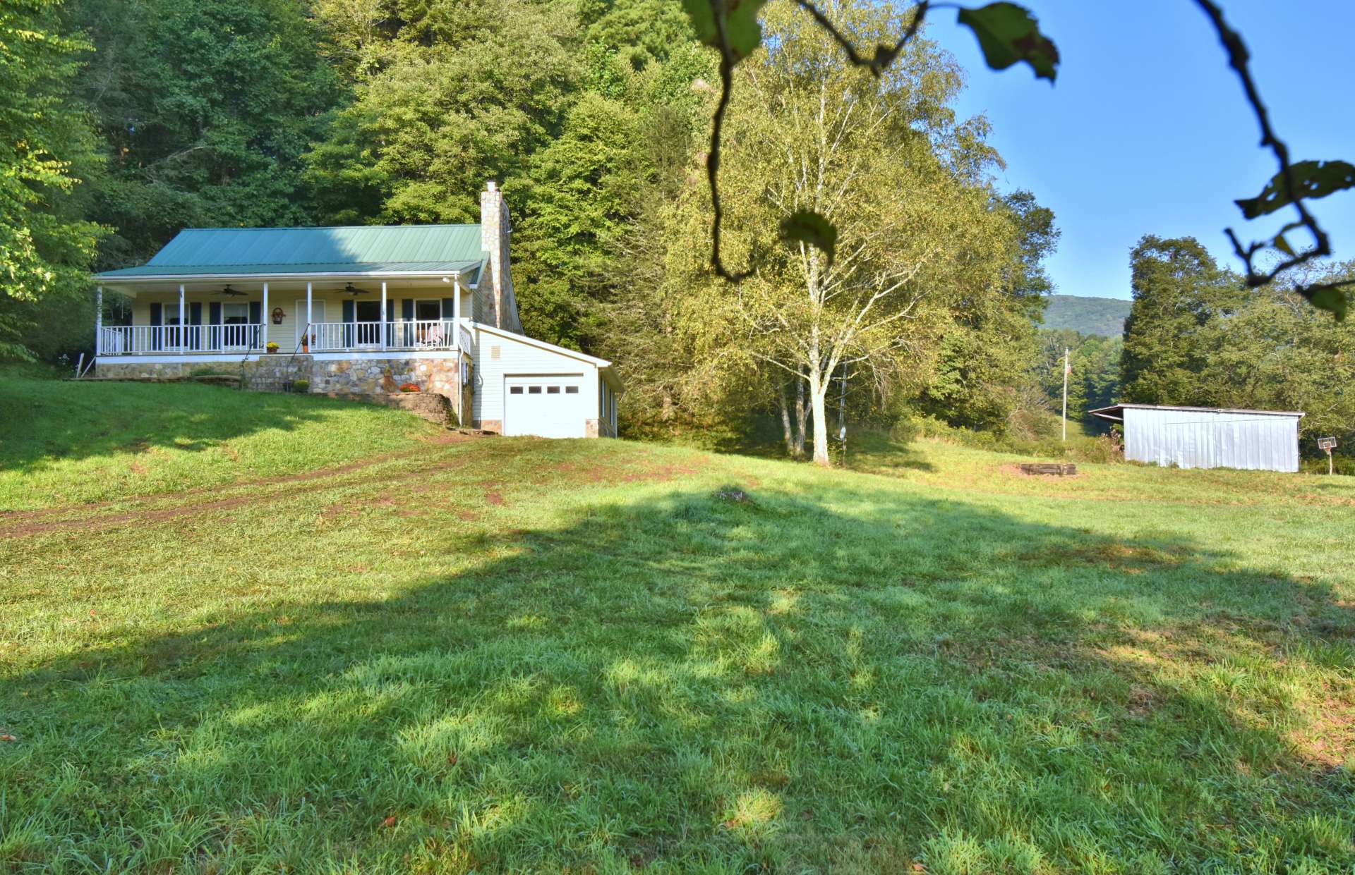 The location is convenient to Grayson Highlands State Park, horse trails, trout streams, the New River, Jefferson National Forest and other area amenities of the Mount Rogers Recreation Area.