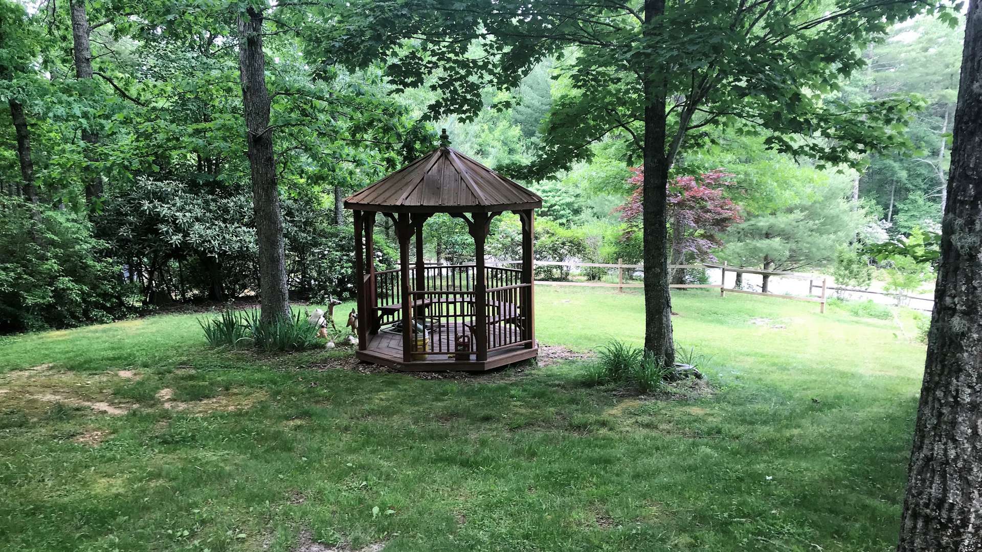 The covered decks and the gazebo in the front yard  are a great places to spend a relaxing afternoon with a good book and the sounds of Nature.