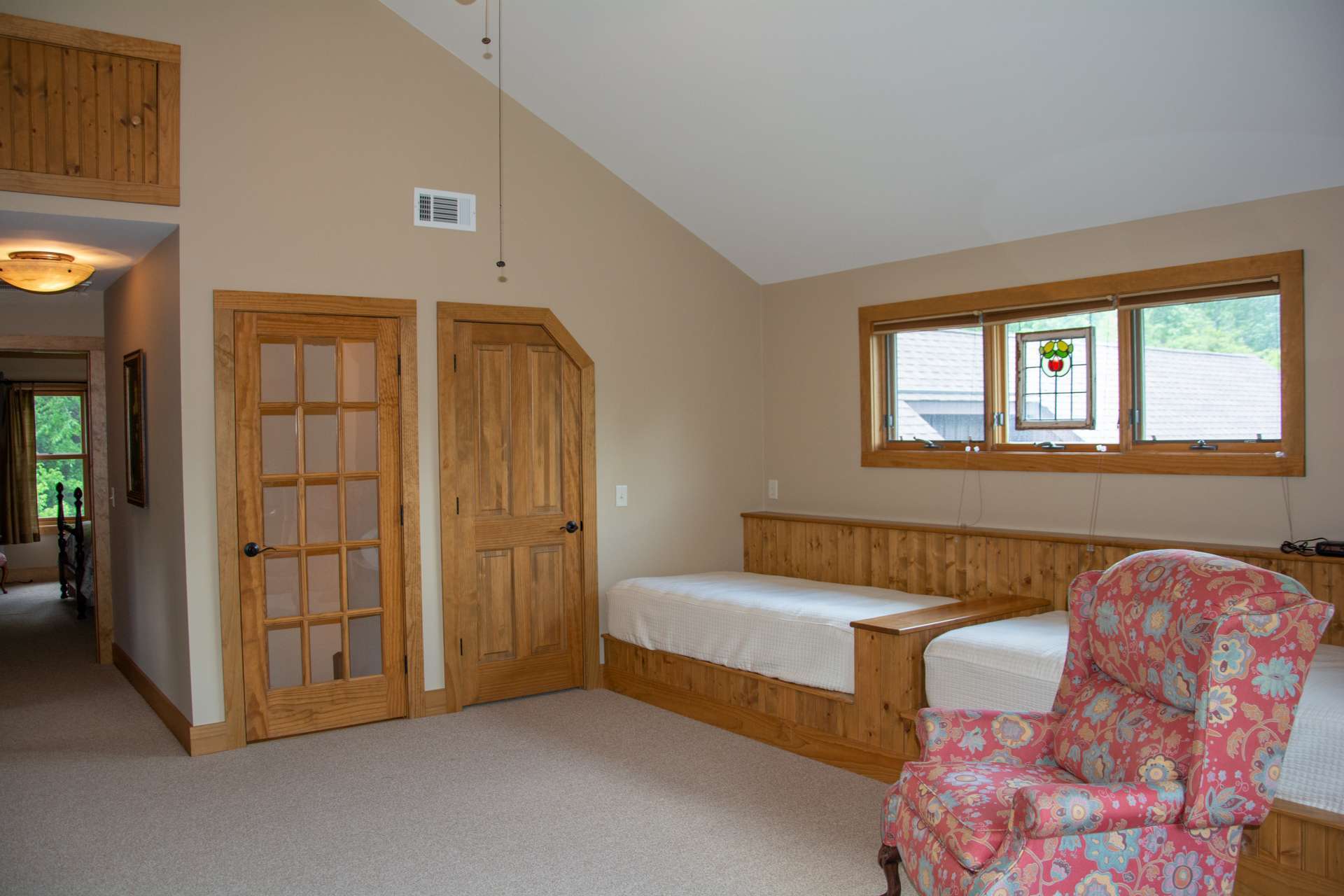 The upper level offers a large bonus room, ideal for additional sleeping space, play room or home gym.