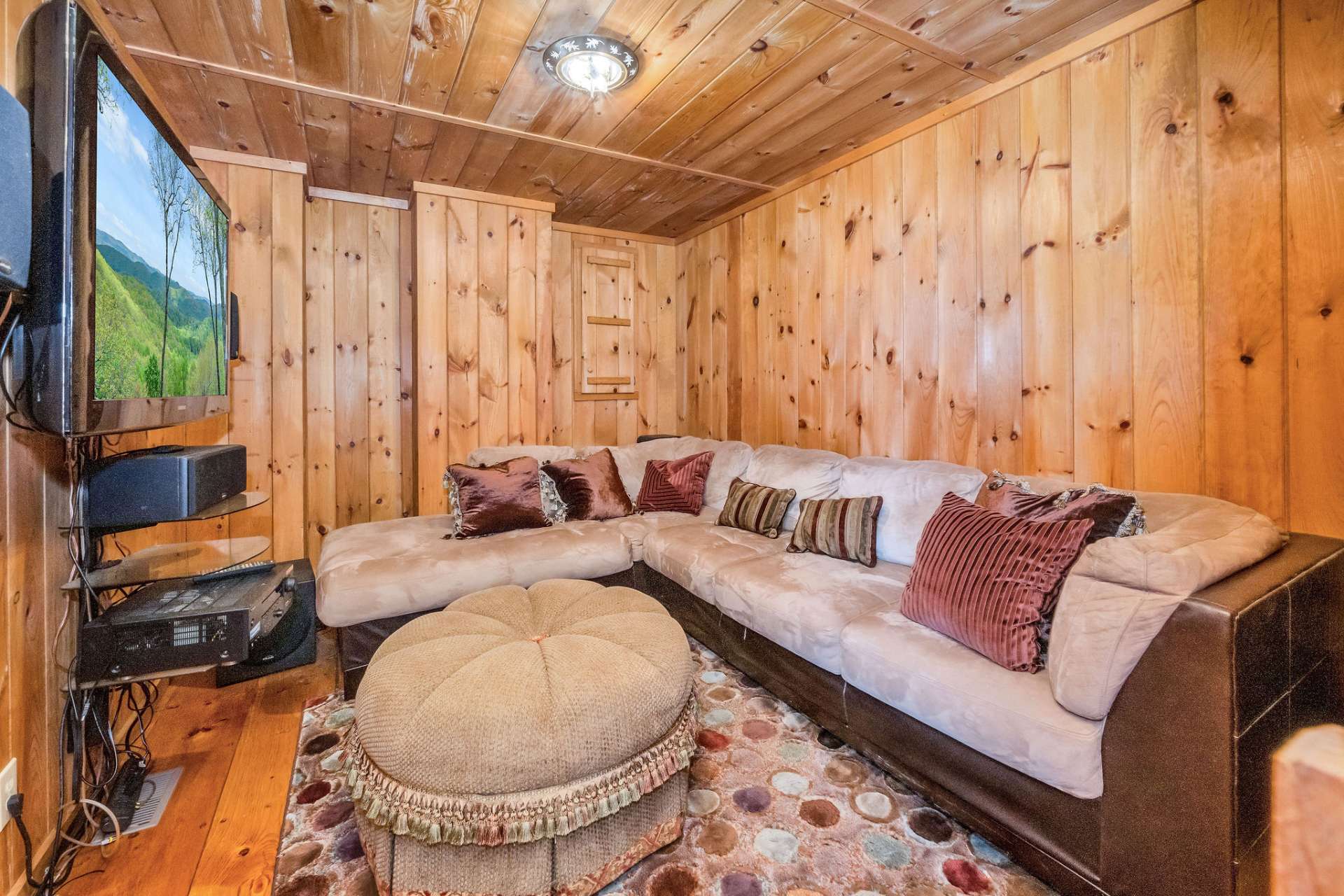 This third bonus room, currently used as a theatre room, is spacious and gives space to unleash your cabin vision.
