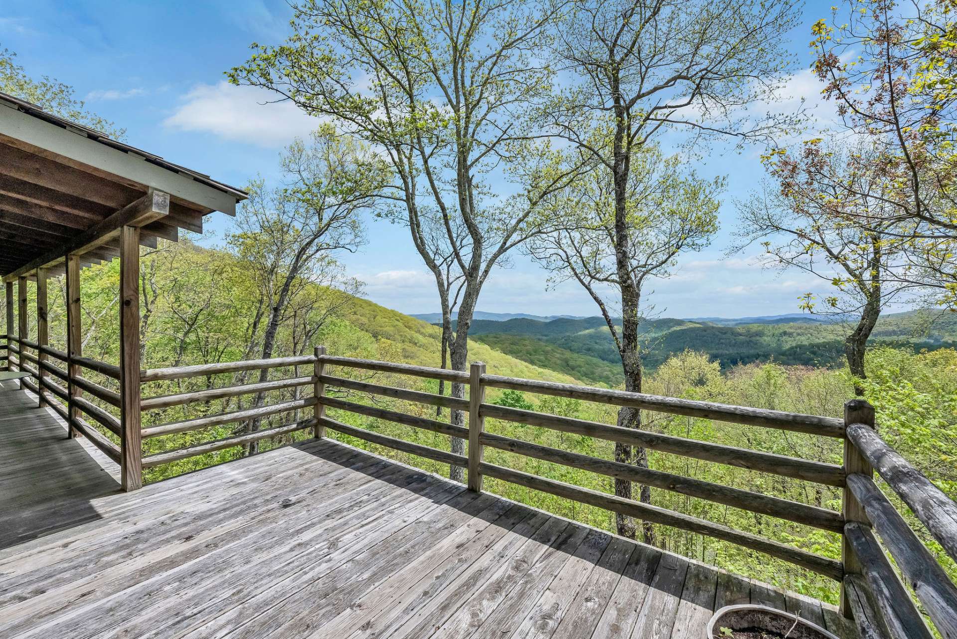 The deck offers the perfect perch for sunbathing, framed by panoramic mountain vistas, refreshing breezes, and birdsong drifting through the air.