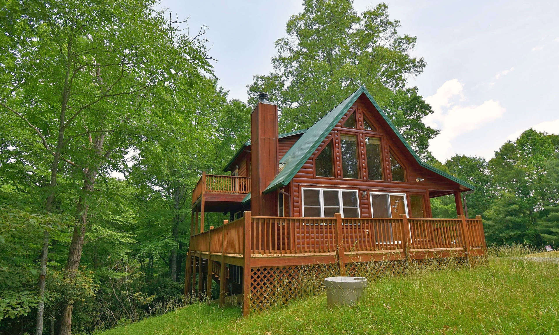 Enjoy peaceful and relaxing surroundings in this lovely 2-bedroom, 2.5-bath cabin located in Deerwood Park, a well known community in the Piney Creek area of Alleghany County in the mountains of North Carolina.
