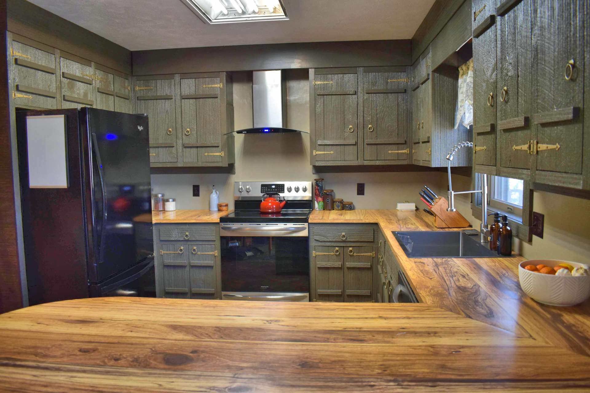 New stainless vent hood and deep sink!