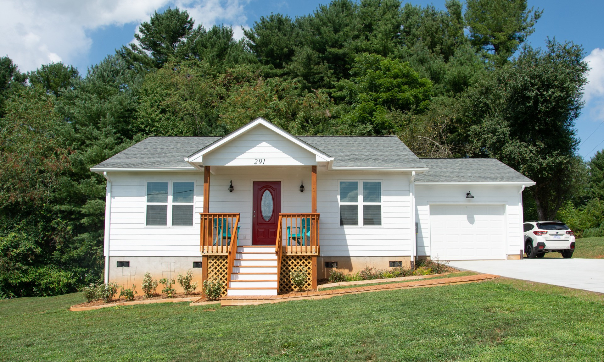 This almost new 2-bedroom, 2-bath mountain home is located off of Mountain View Drive in Jefferson, NC close to Jefferson Landing Golf Course, the New River, and downtown West Jefferson.