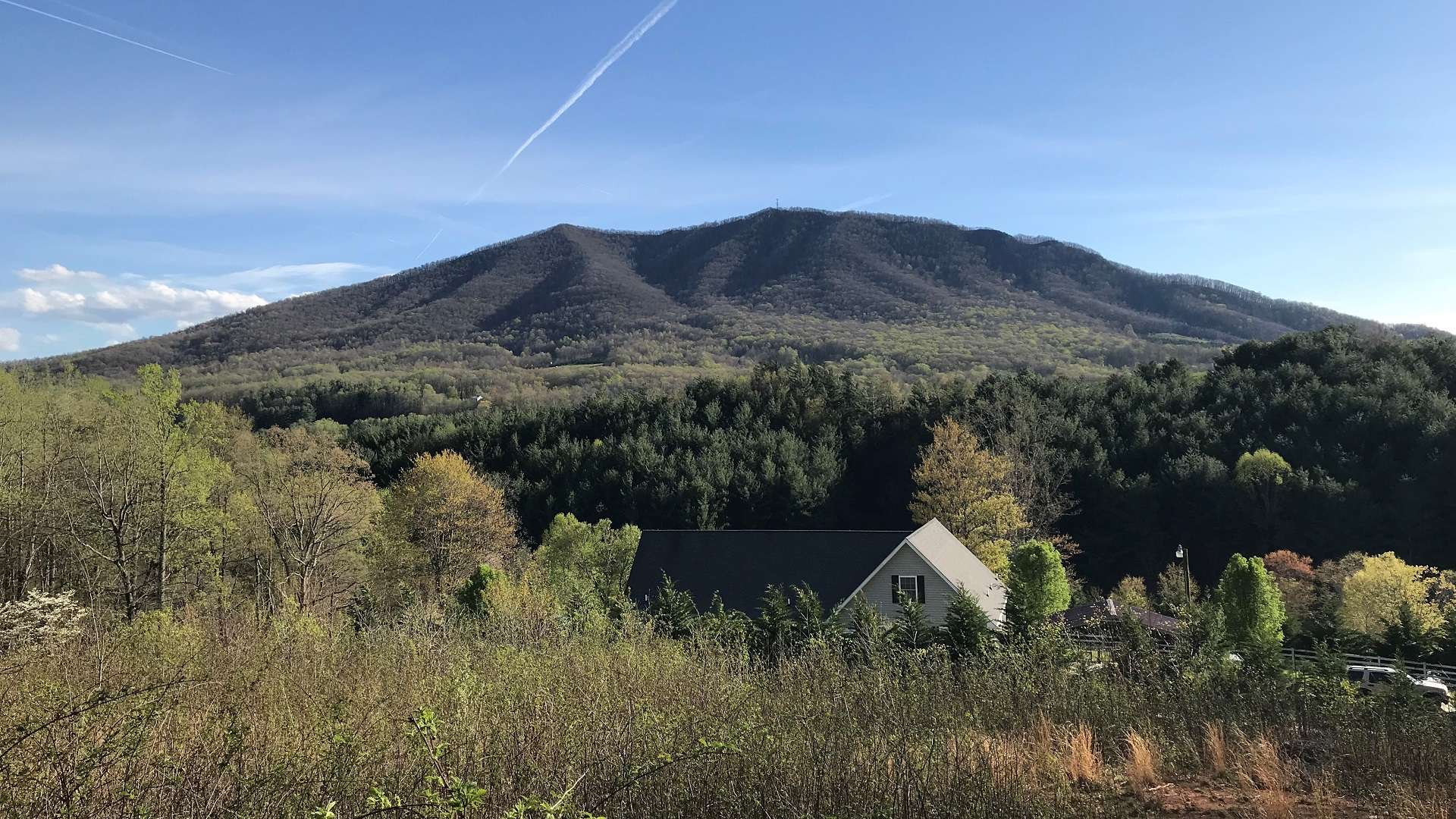 Great building lot just outside the Jefferson town limits in the established Hillside Oaks subdivision.  All the amenities of being convenient to town, without the town taxes!  This lot already has a well and septic system installed, and a beautiful view of Mount Jefferson.