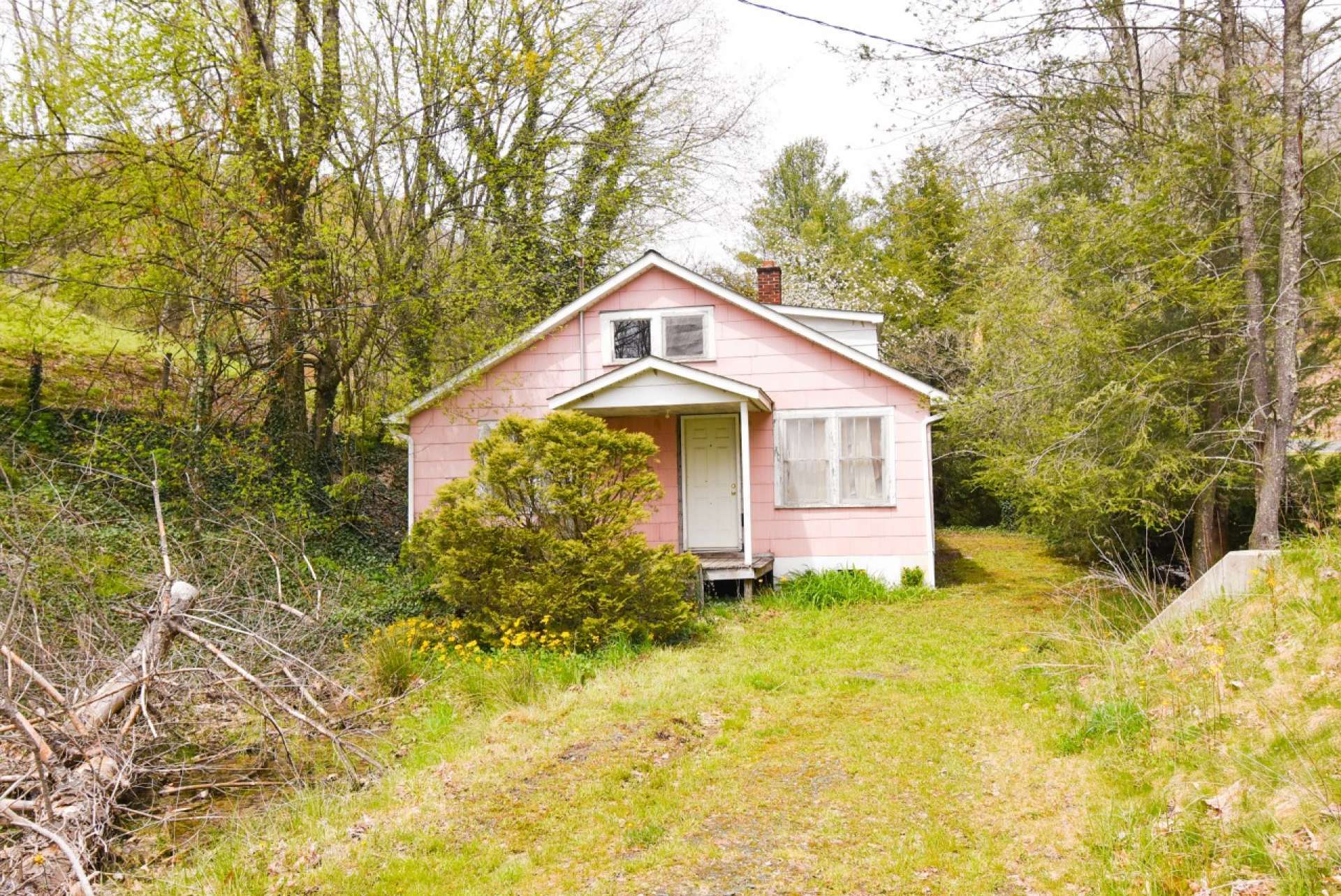 There is an old homestead on the property of no value.  Surely lots of fond memories from many generations were made here .