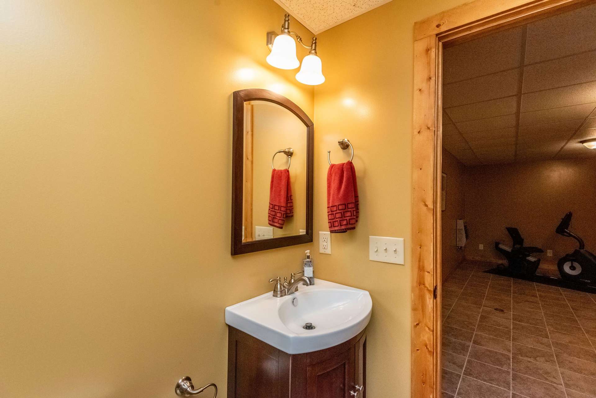 Lower level full bath.